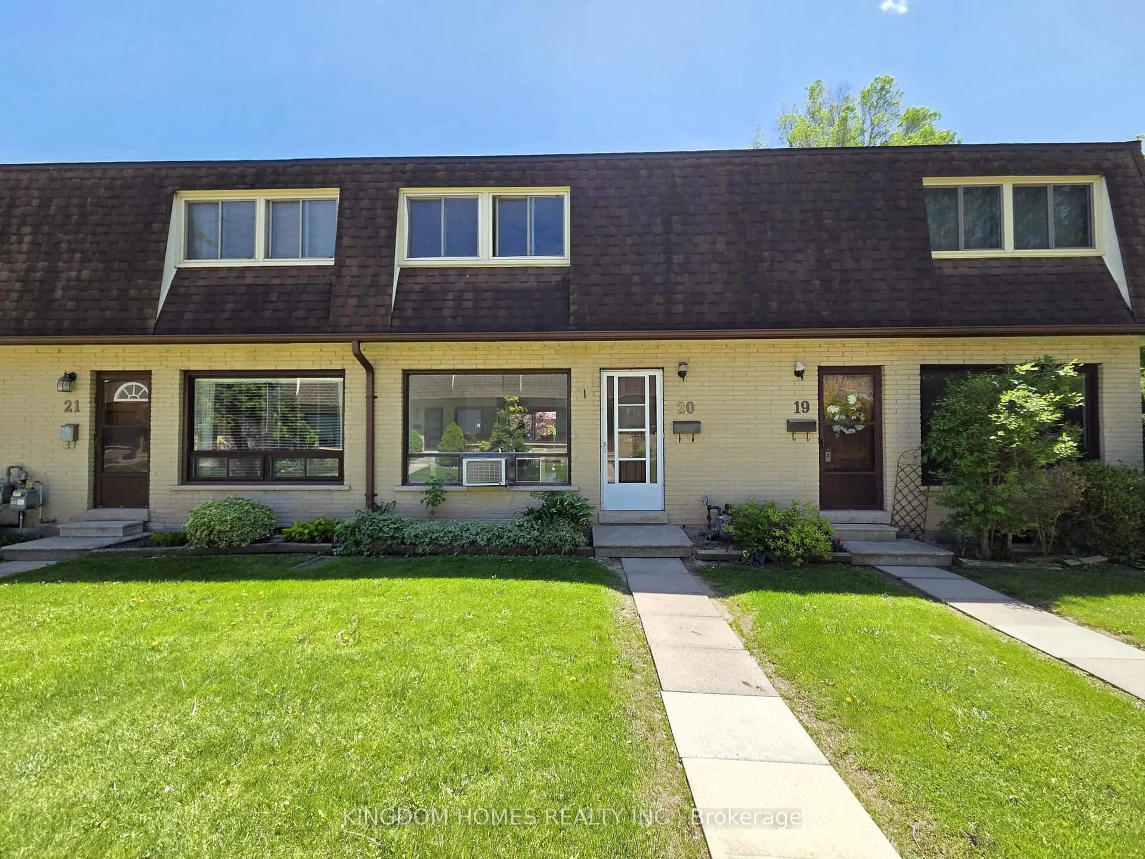 Home with vinyl exterior material, street for 20 Mountainview Rd #20, Halton Hills Ontario L7G 4K3