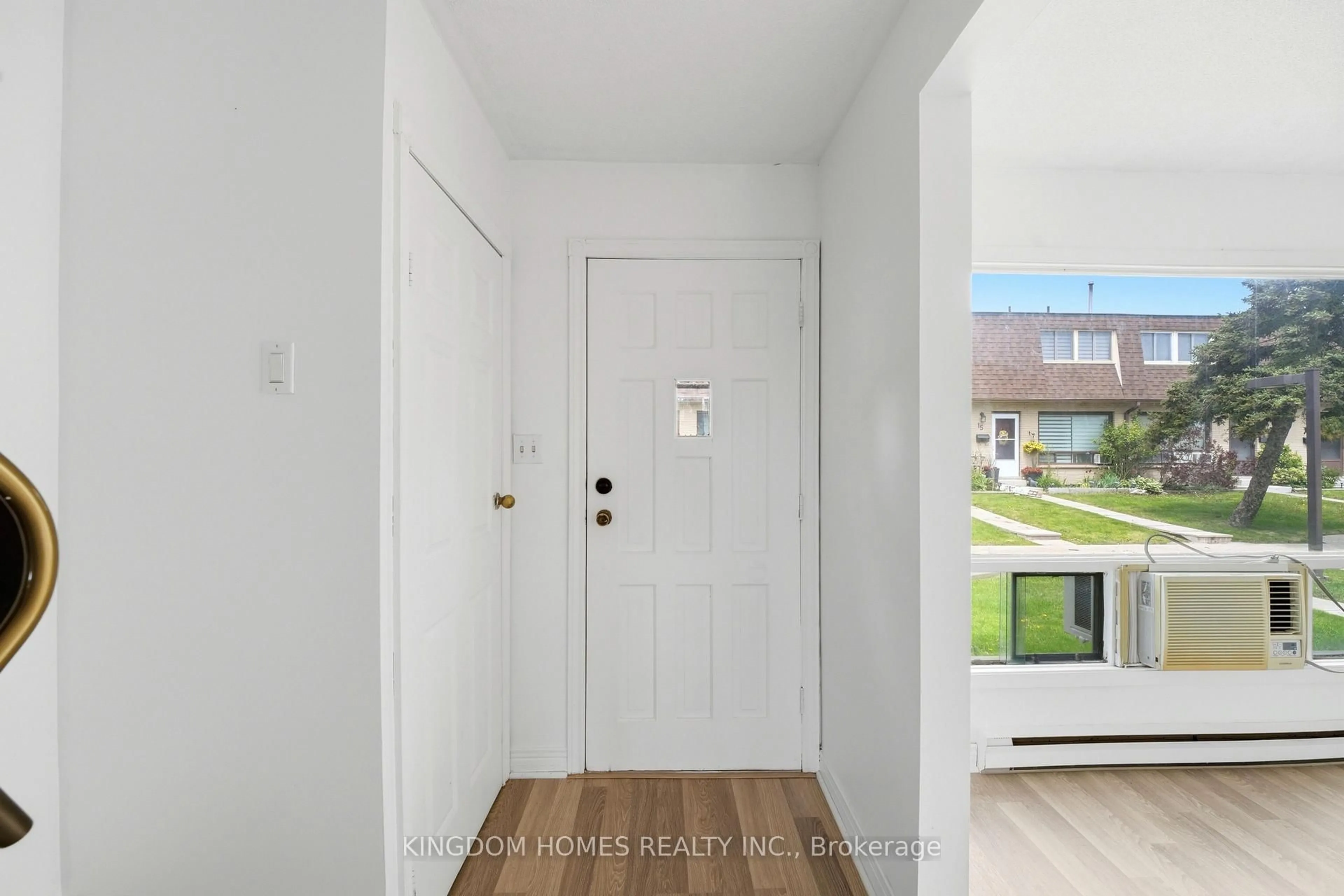 Indoor entryway for 20 Mountainview Rd #20, Halton Hills Ontario L7G 4K3