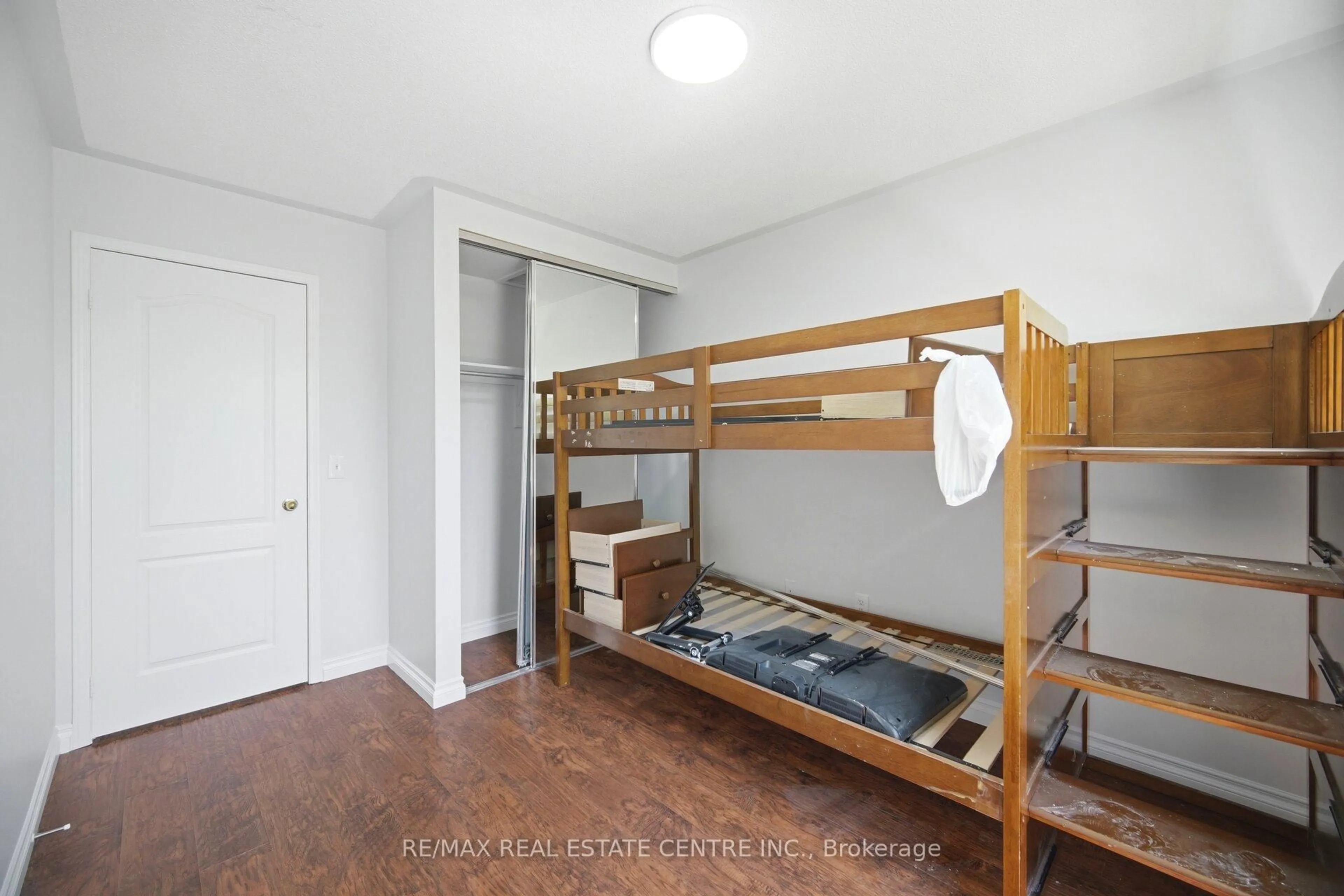 A pic of a room for 2349 Strawfield Crt, Oakville Ontario L6H 6C2