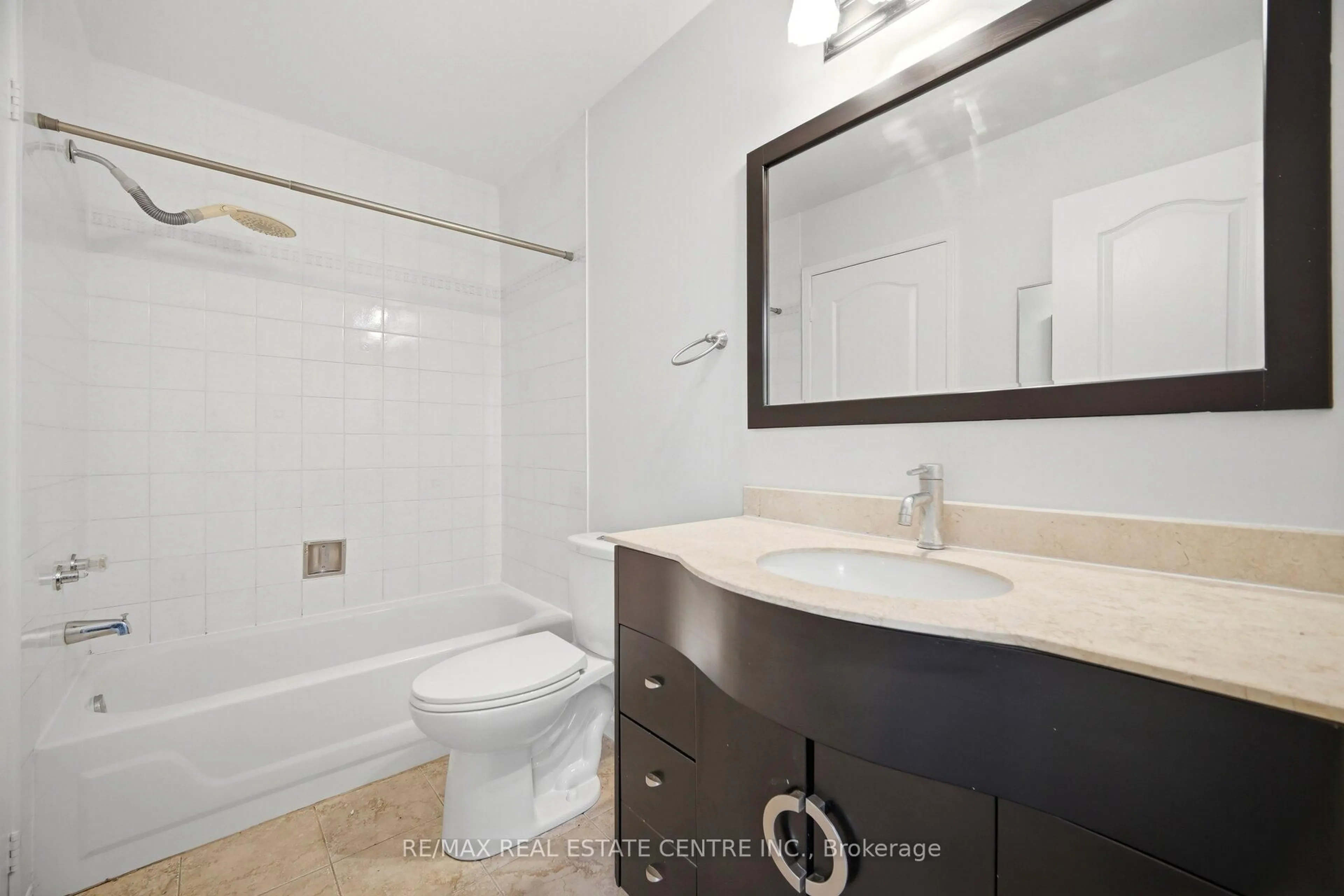 Standard bathroom, unknown for 2349 Strawfield Crt, Oakville Ontario L6H 6C2
