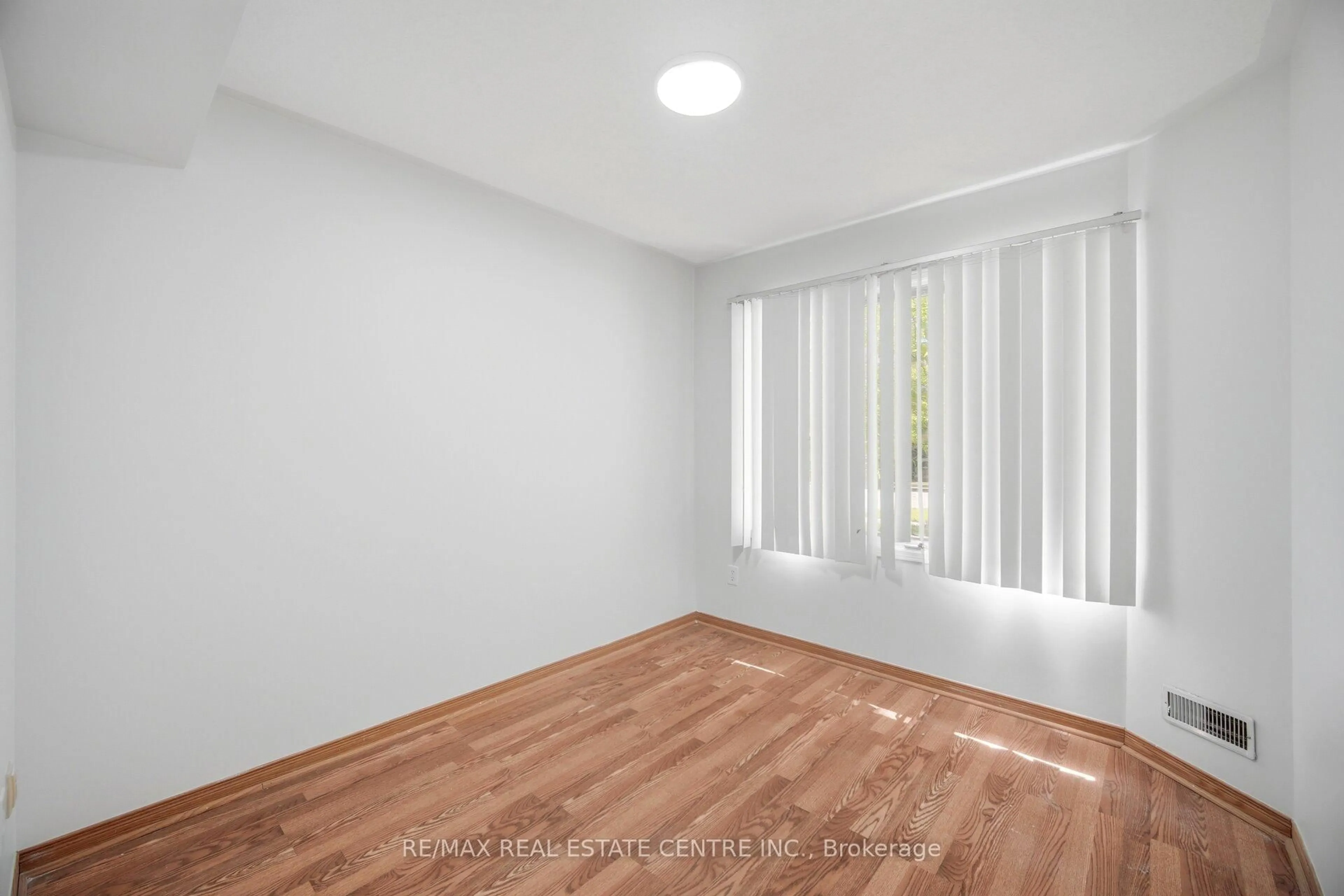 A pic of a room for 2349 Strawfield Crt, Oakville Ontario L6H 6C2
