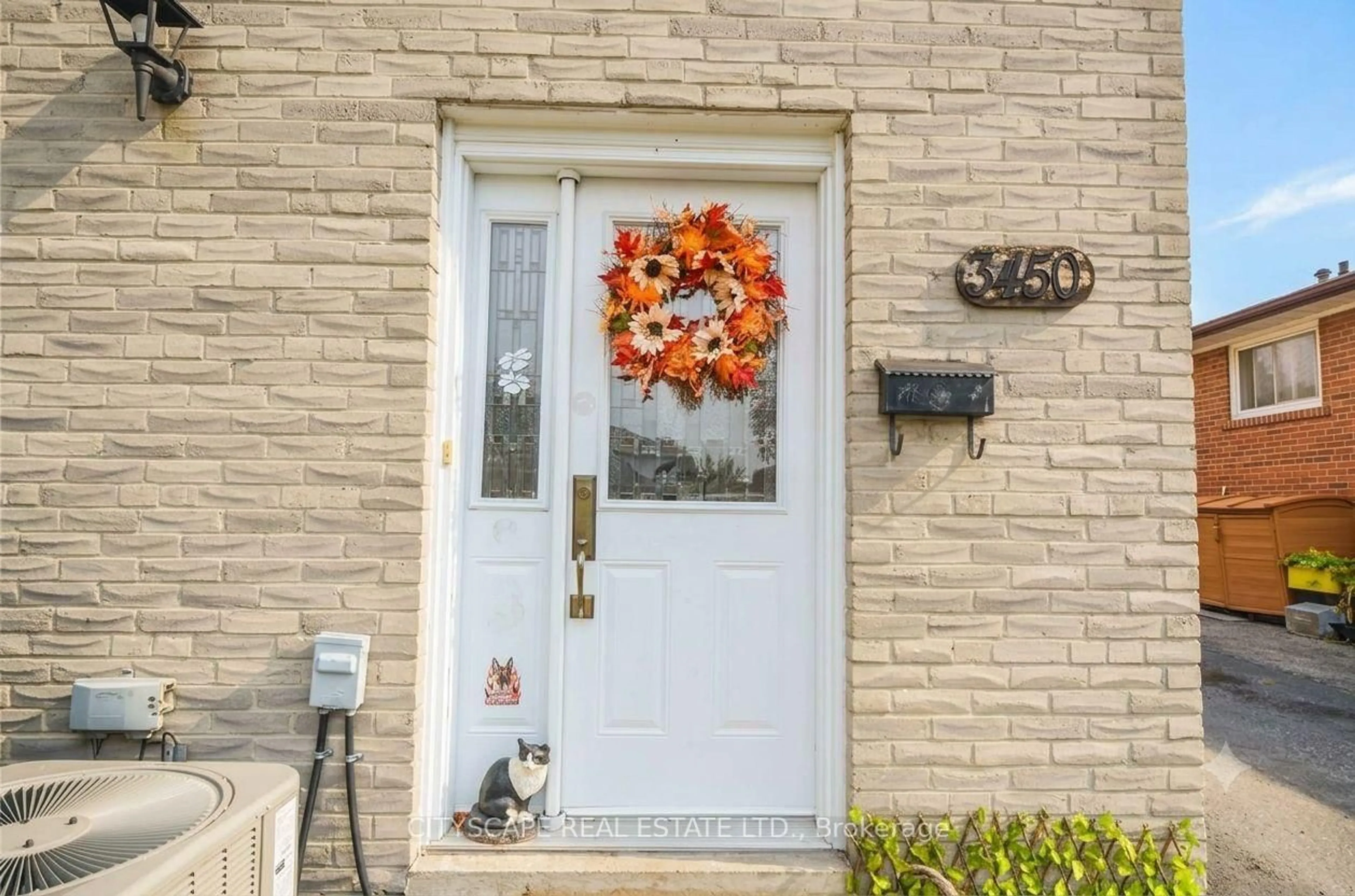 Indoor entryway for 3450 Ellengale Dr, Mississauga Ontario L5C 1Z7