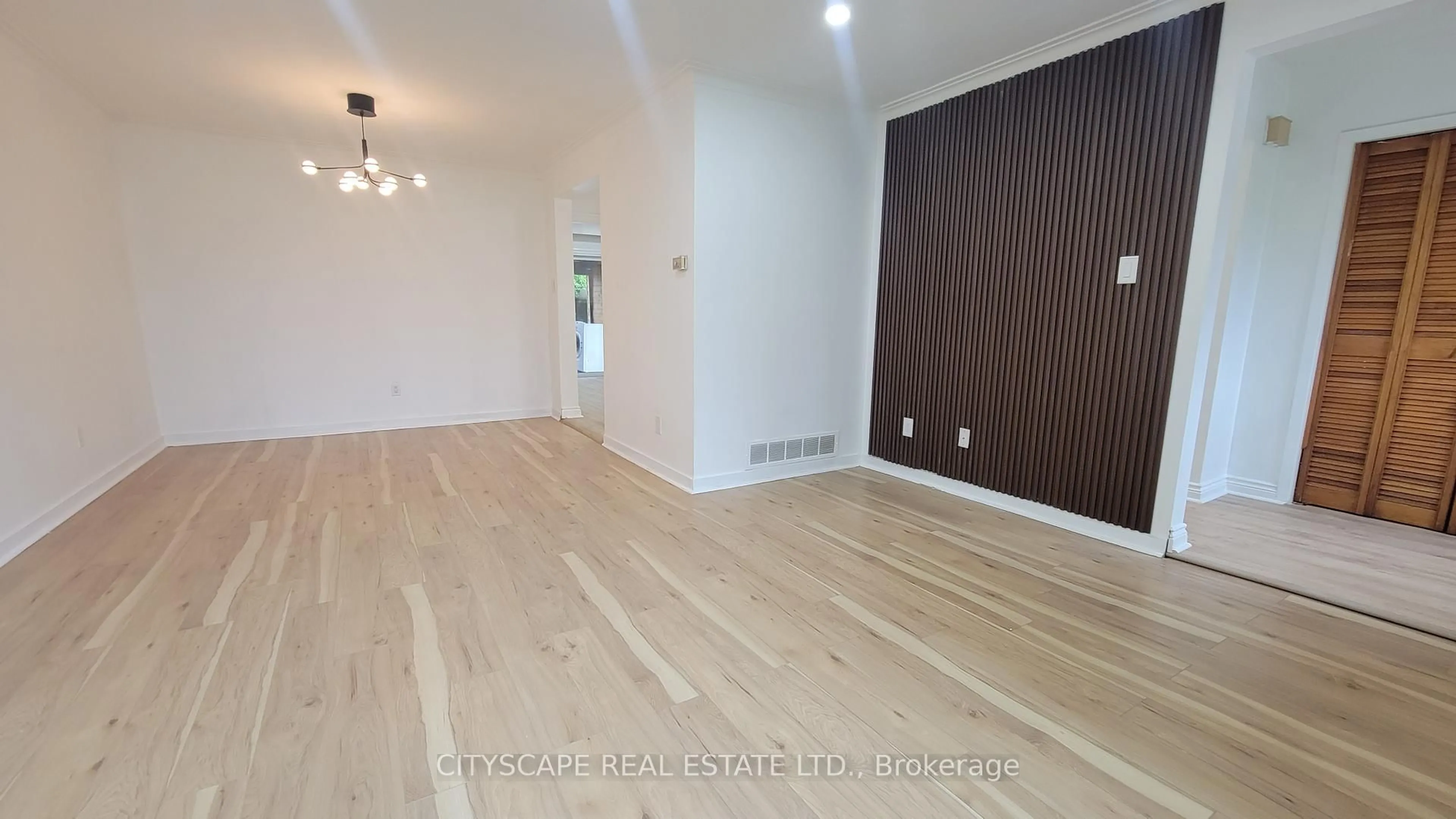 A pic of a room for 3450 Ellengale Dr, Mississauga Ontario L5C 1Z7