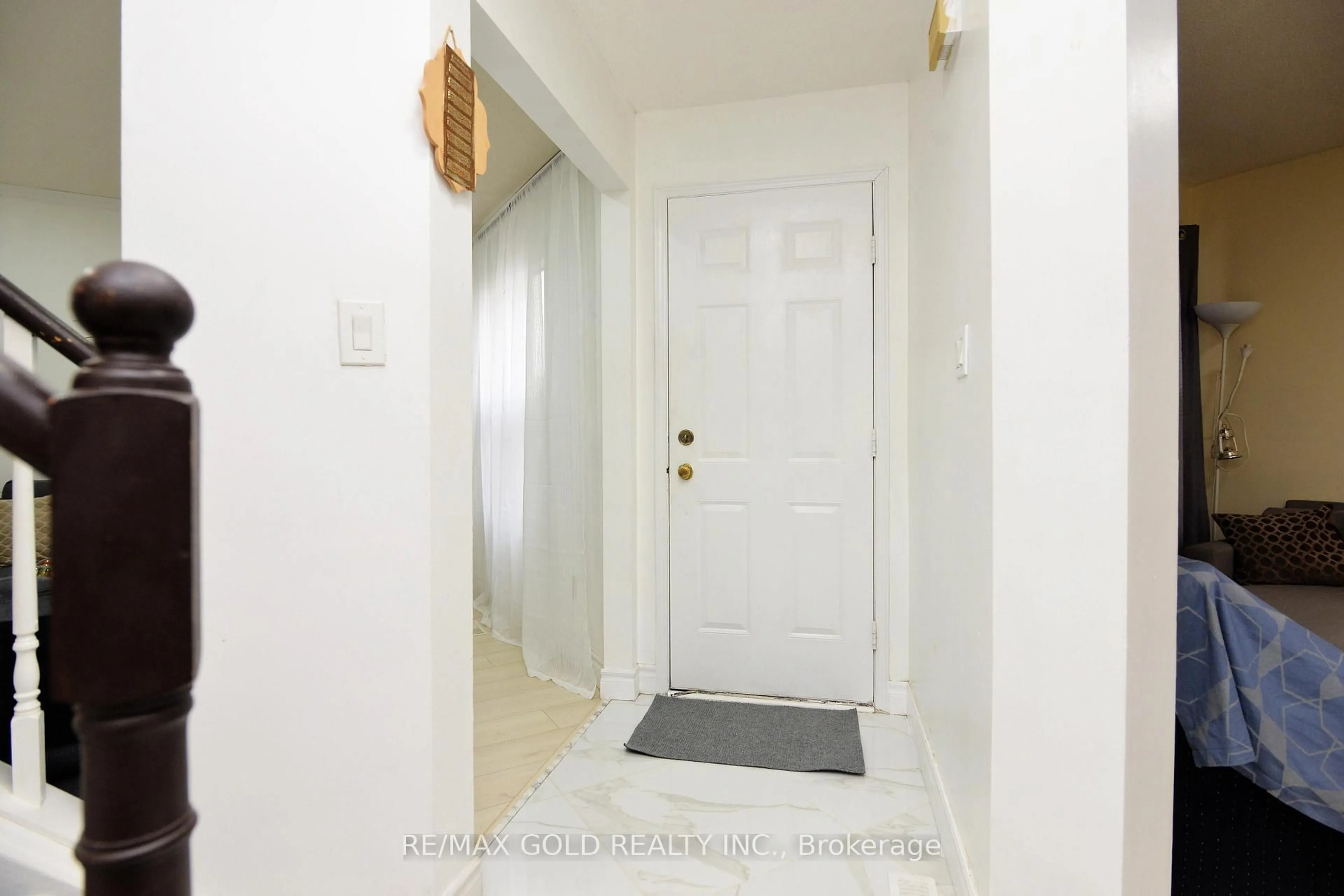 Indoor entryway for 9 Ravenswood Dr, Brampton Ontario L6Y 3Y5