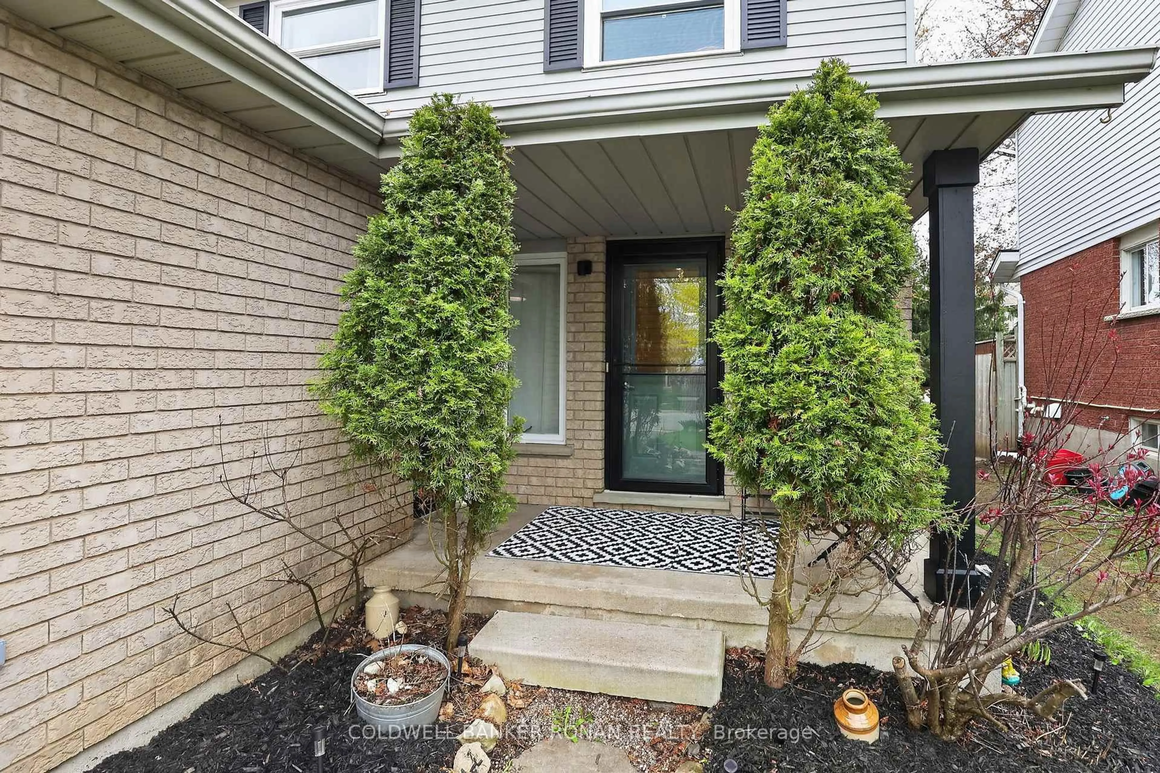 Indoor entryway for 26 Pheasant Crt, Orangeville Ontario L9W 4K1