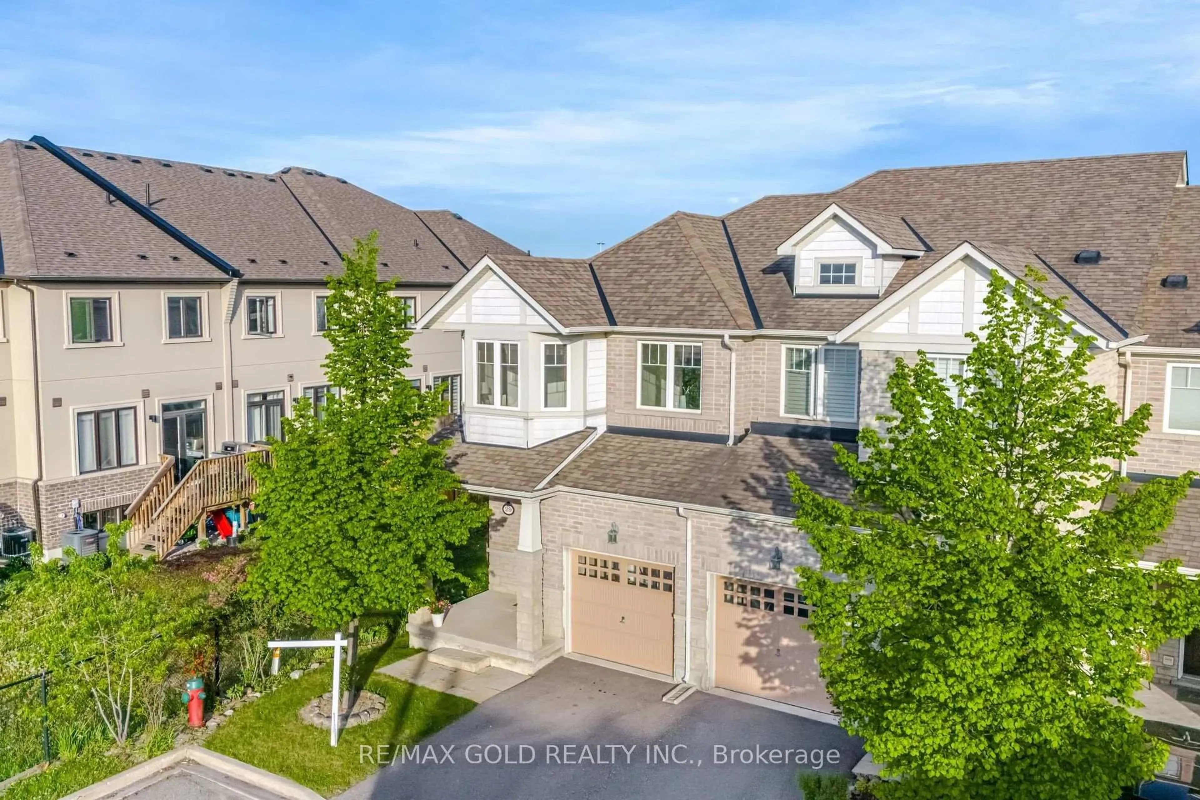 A pic from outside/outdoor area/front of a property/back of a property/a pic from drone, street for 29 Aspenview Ave, Caledon Ontario L7C 3P9