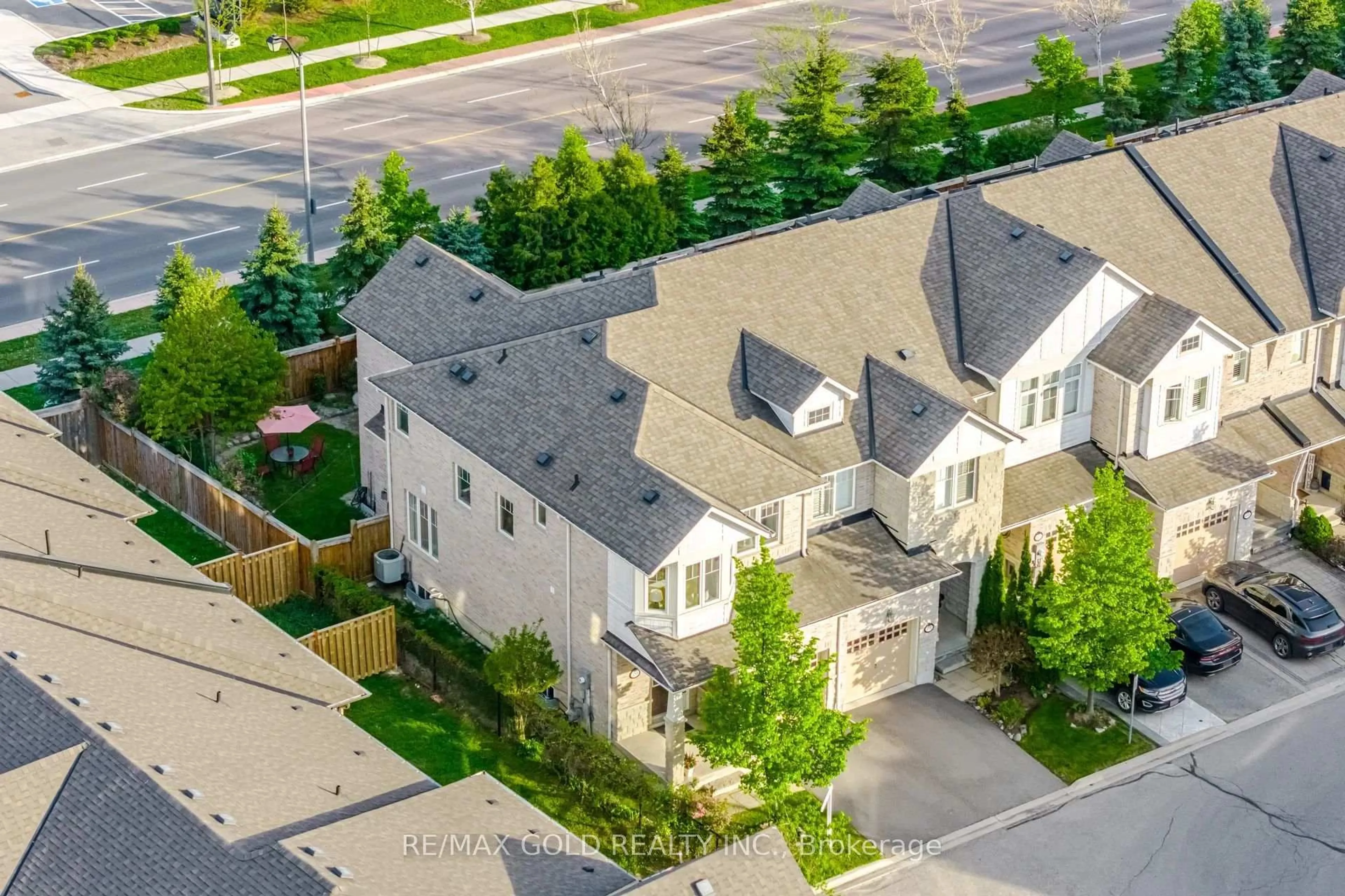 A pic from outside/outdoor area/front of a property/back of a property/a pic from drone, street for 29 Aspenview Ave, Caledon Ontario L7C 3P9