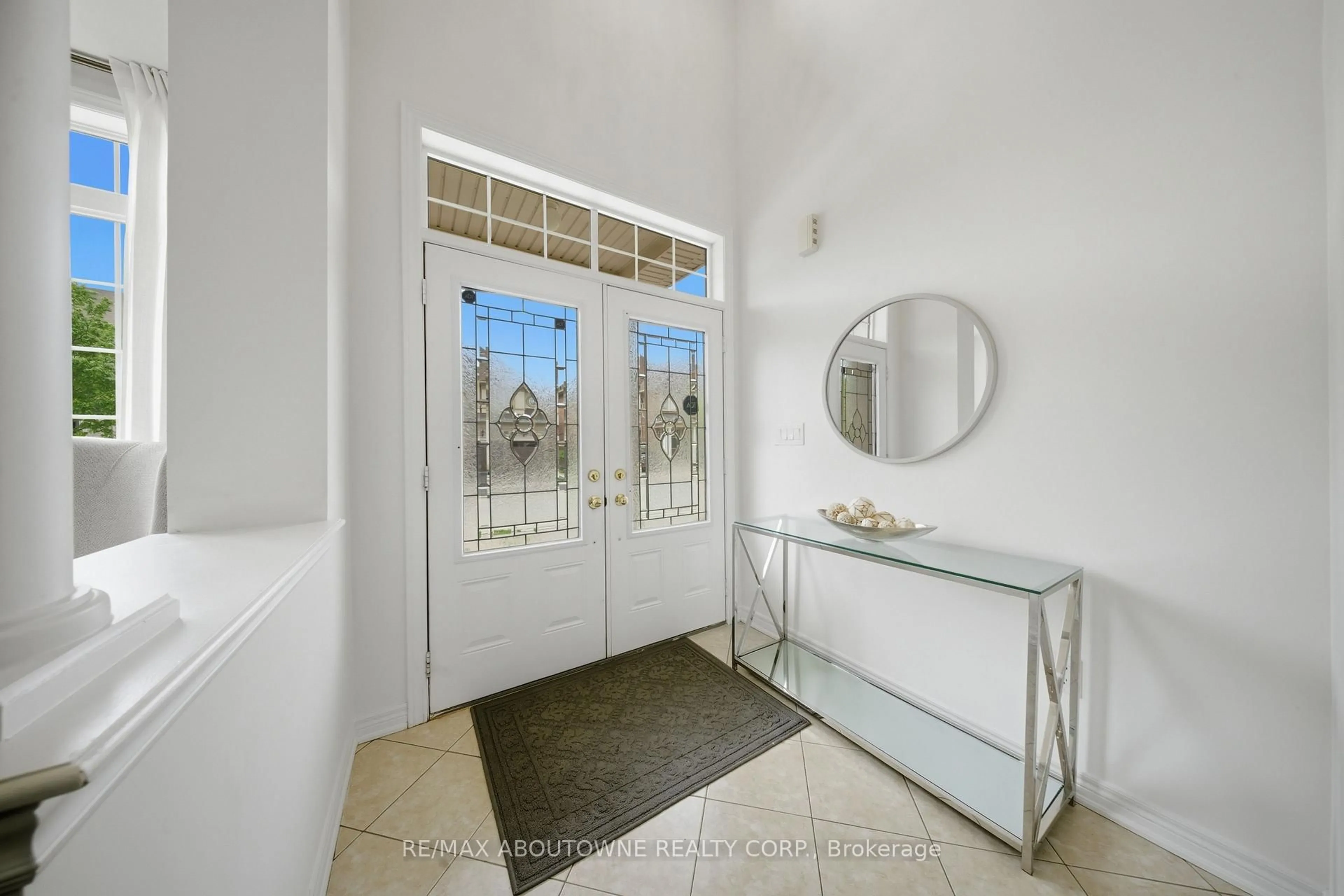 Indoor entryway for 3071 Jenn Ave, Burlington Ontario L7M 0C7