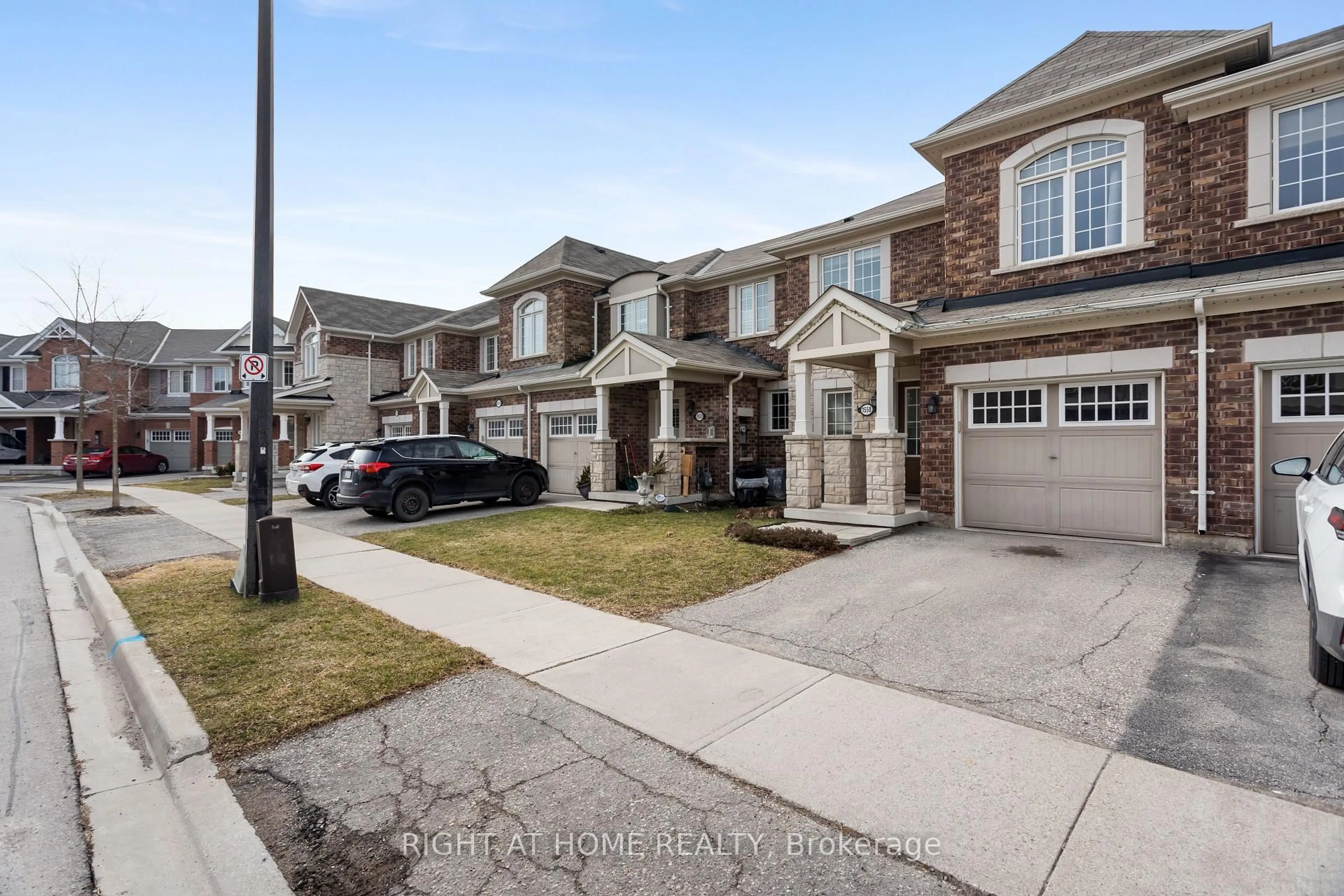 A pic from outside/outdoor area/front of a property/back of a property/a pic from drone, street for 1550 Gainer Cres, Milton Ontario L9T 8Y3