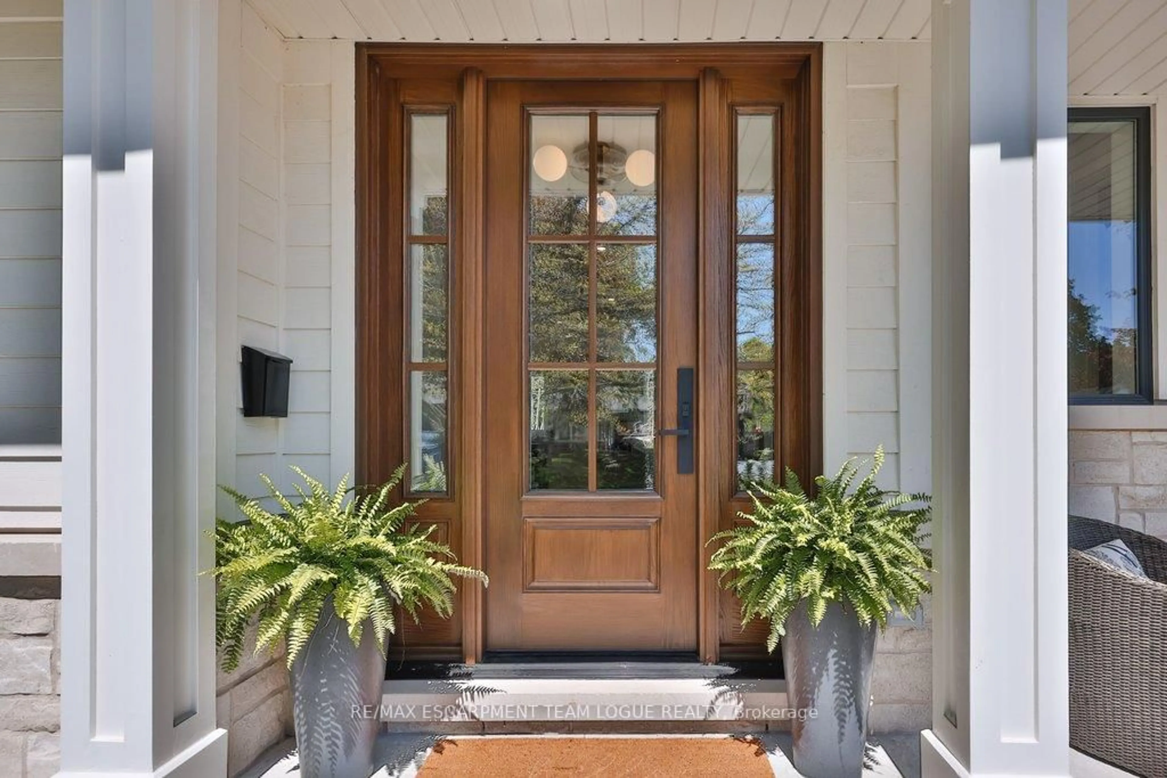 Indoor entryway for 227 Tuck Dr, Burlington Ontario L7L 2P9