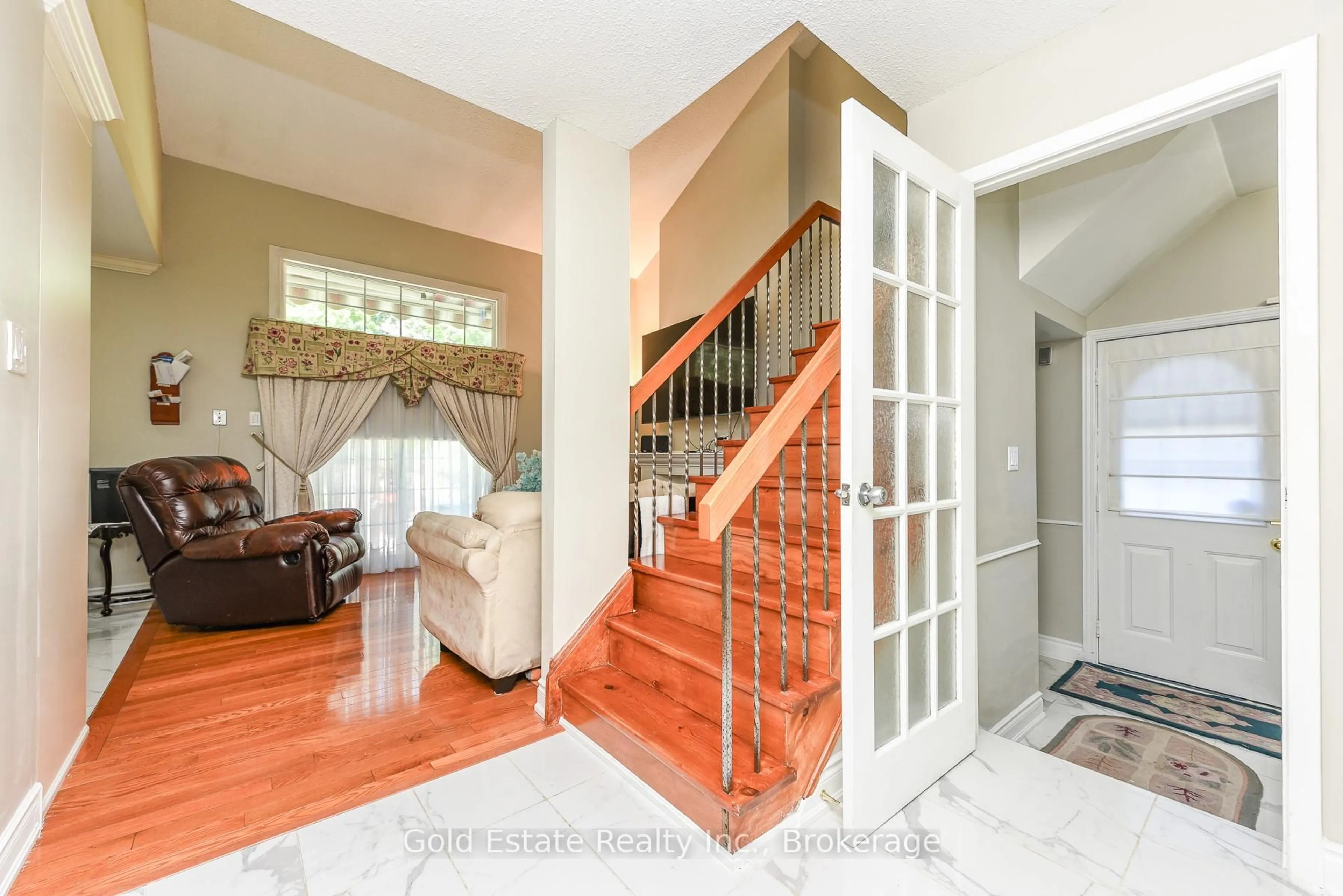 Indoor entryway for 14 Leacrest St, Brampton Ontario L6S 3K6