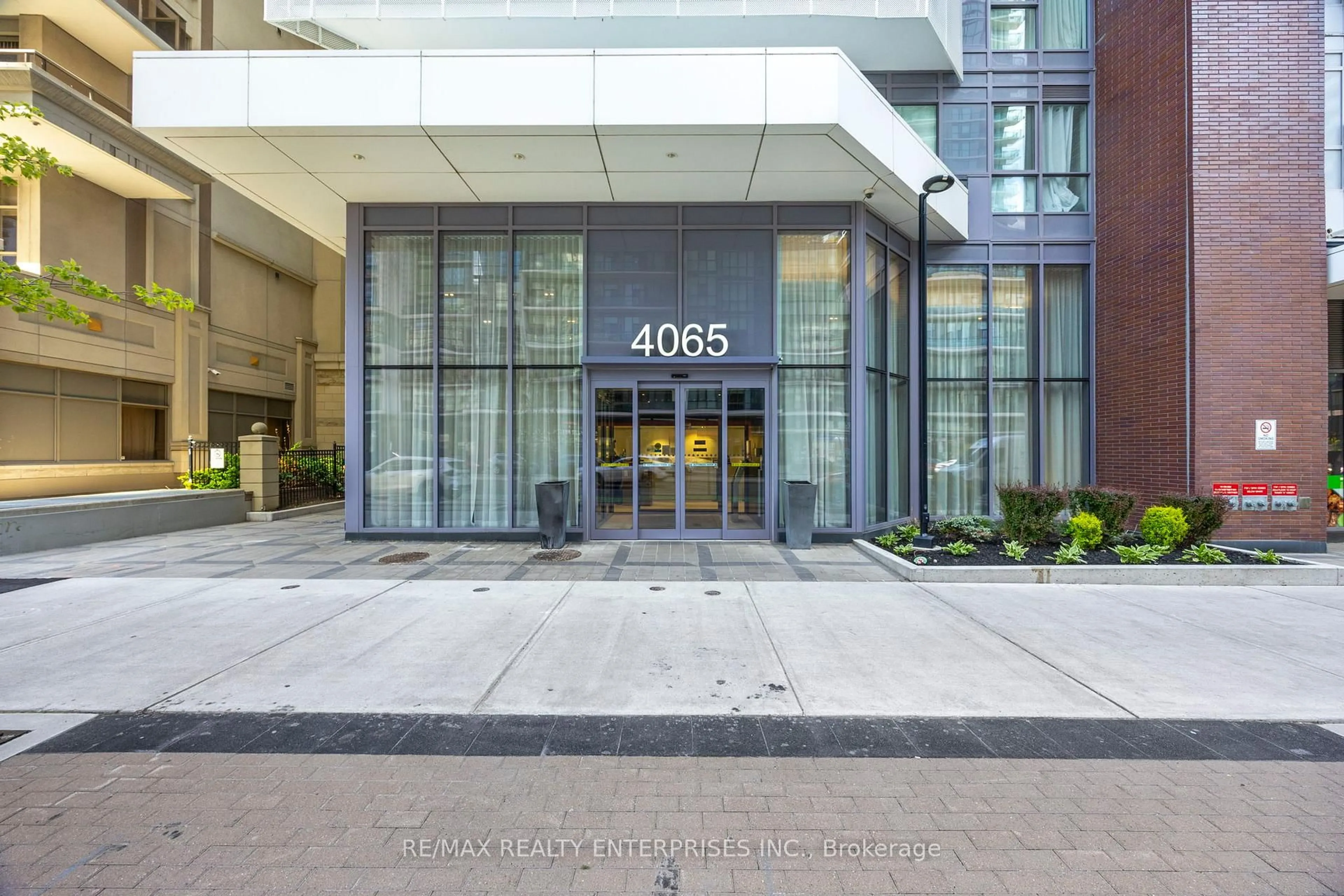Indoor foyer for 4065 Confederation Pkwy #3710, Mississauga Ontario L5B 0L4