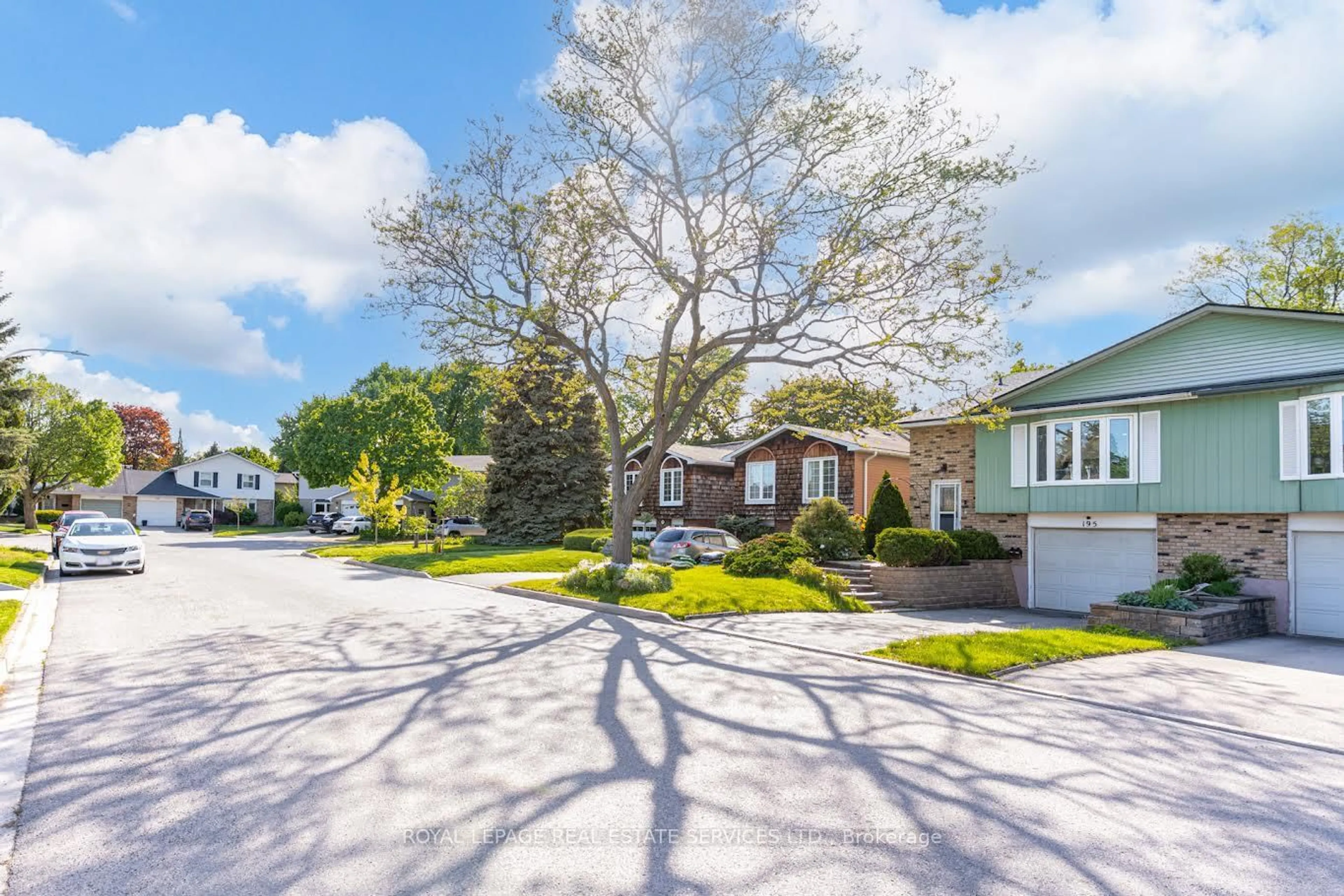 A pic from outside/outdoor area/front of a property/back of a property/a pic from drone, street for 195 Cullum Crt, Burlington Ontario L7T 4A9
