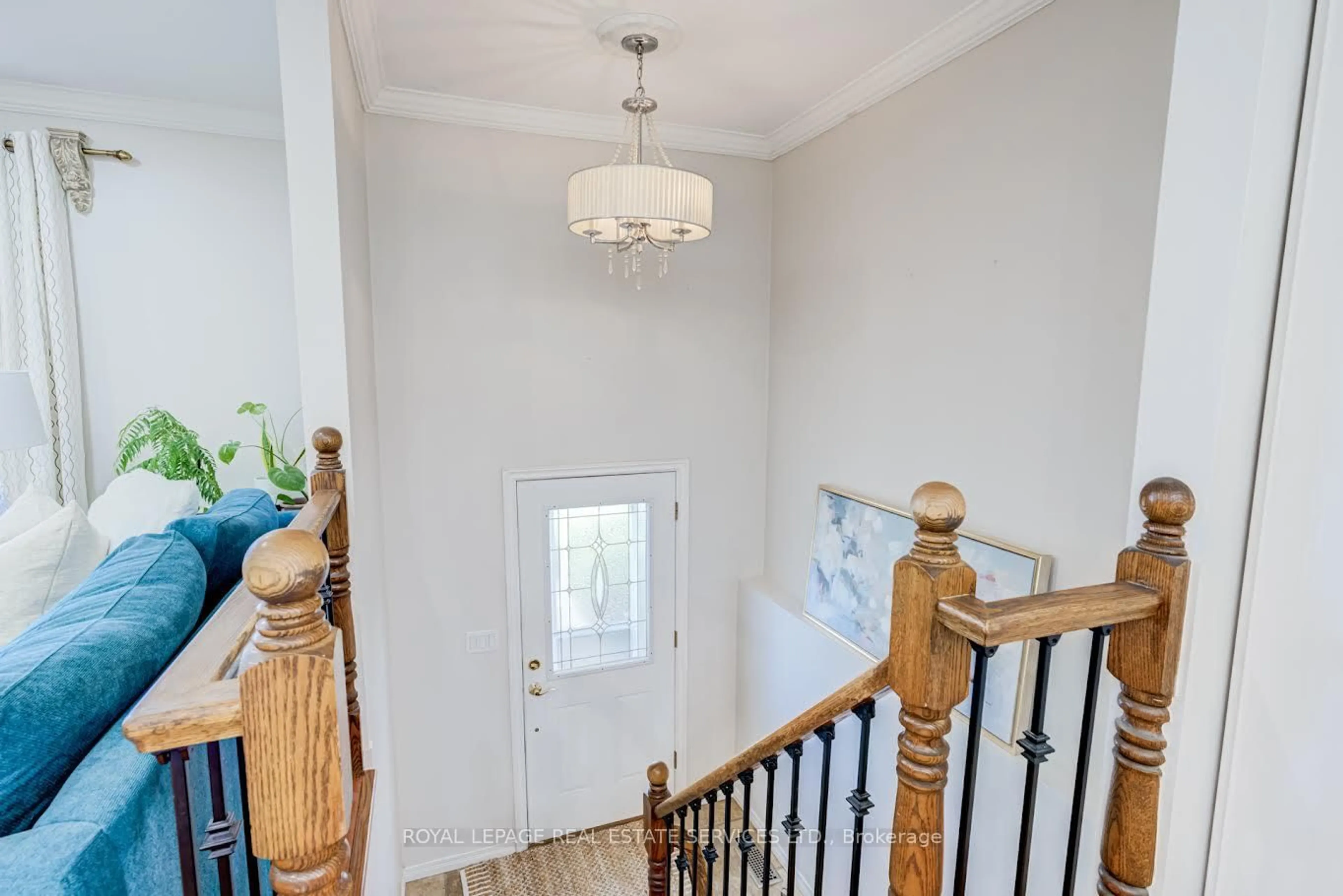 Indoor foyer for 195 Cullum Crt, Burlington Ontario L7T 4A9