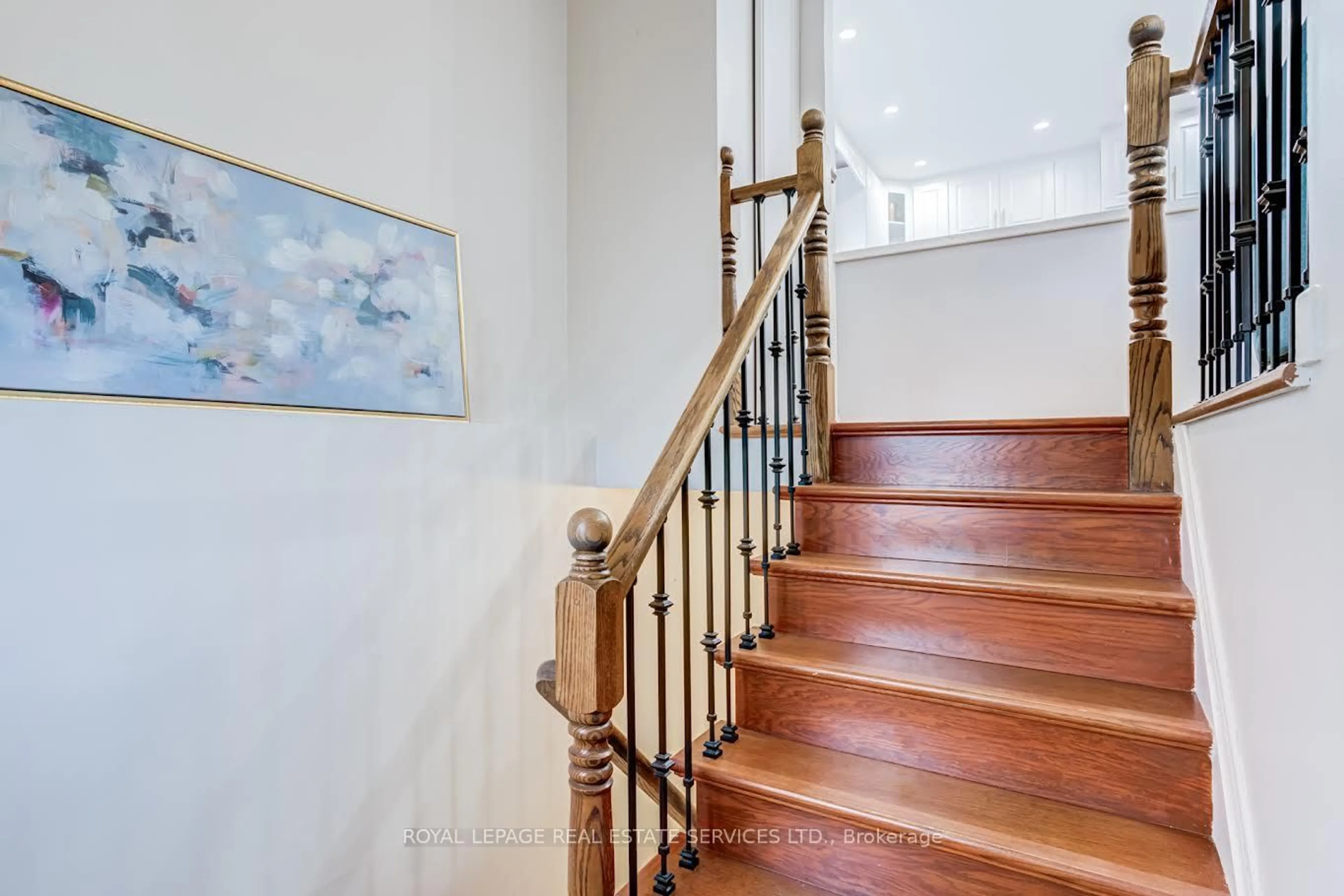 Stairs for 195 Cullum Crt, Burlington Ontario L7T 4A9