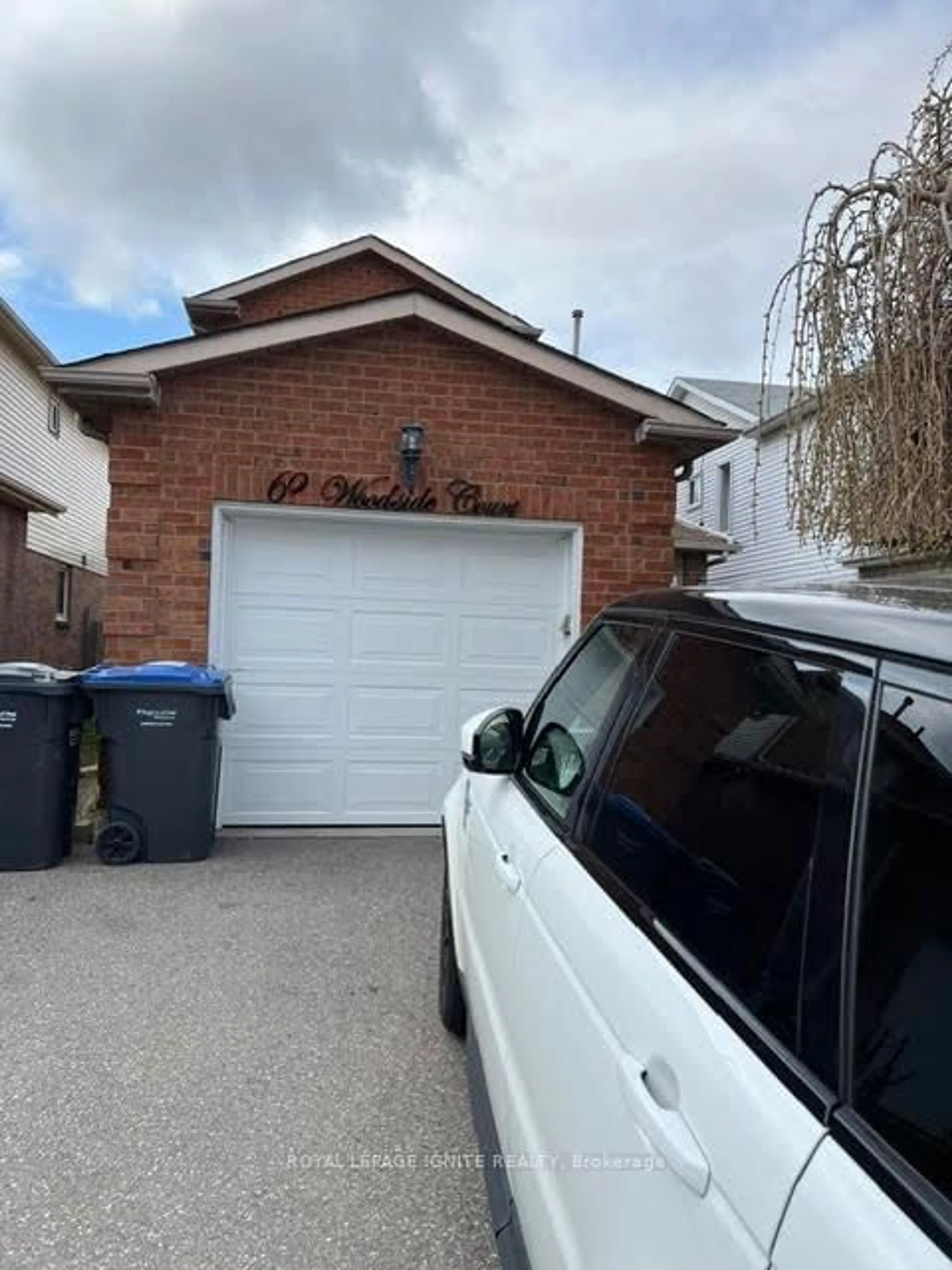 Indoor garage for 62 Woodside Crt, Brampton Ontario L6Y 3Z2