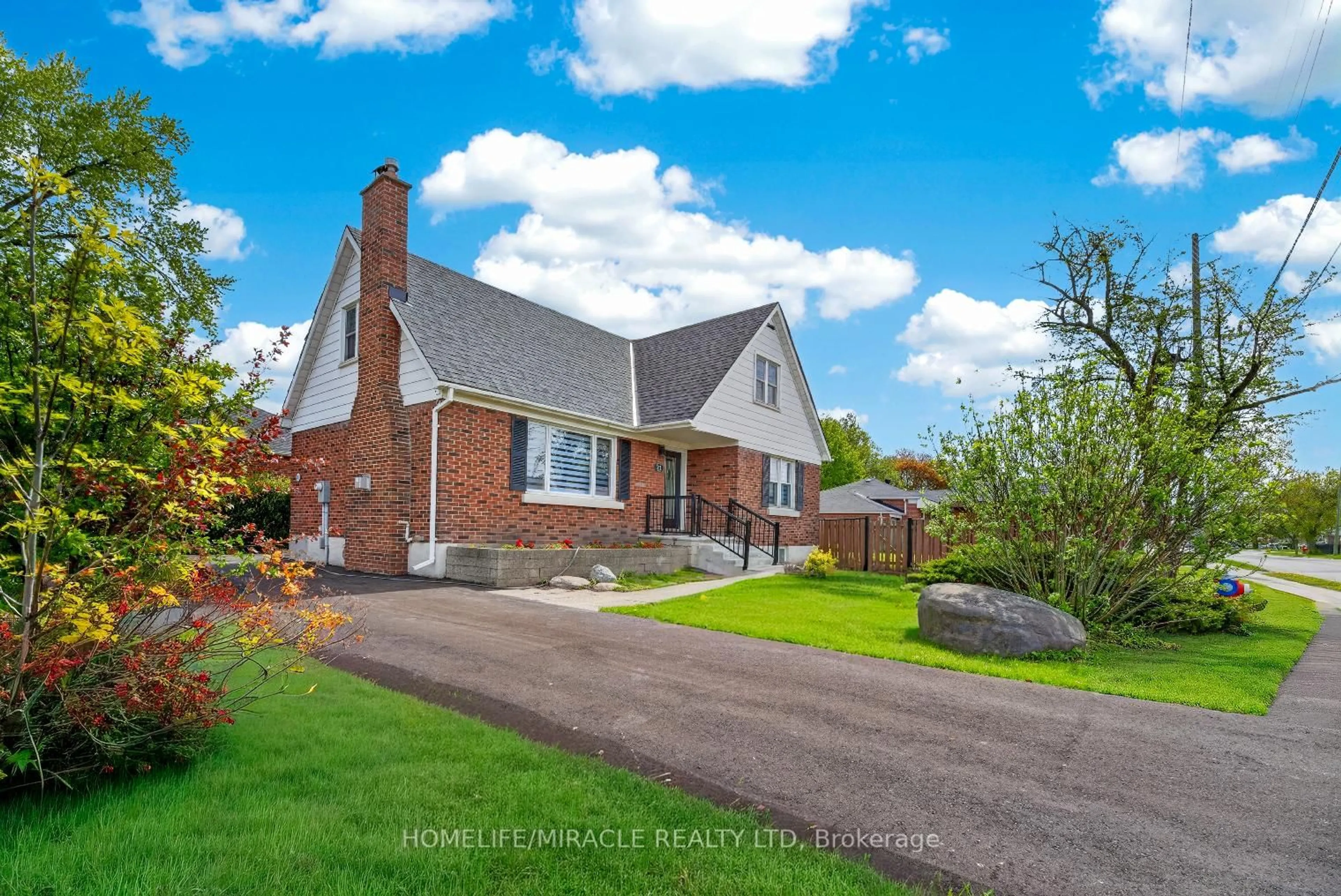 A pic from outside/outdoor area/front of a property/back of a property/a pic from drone, street for 21 Gregory St, Brampton Ontario L6Y 1G2