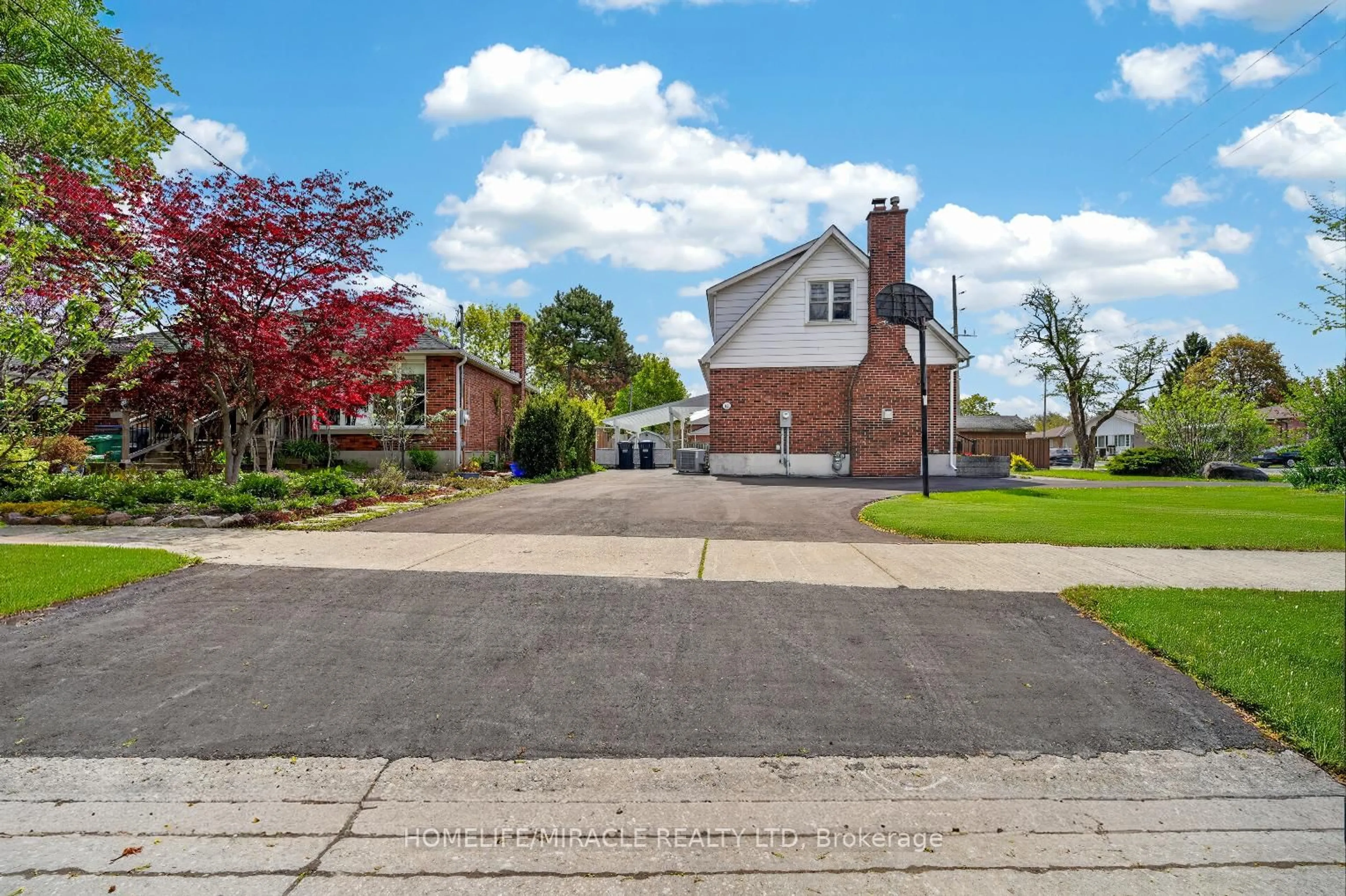 A pic from outside/outdoor area/front of a property/back of a property/a pic from drone, street for 21 Gregory St, Brampton Ontario L6Y 1G2