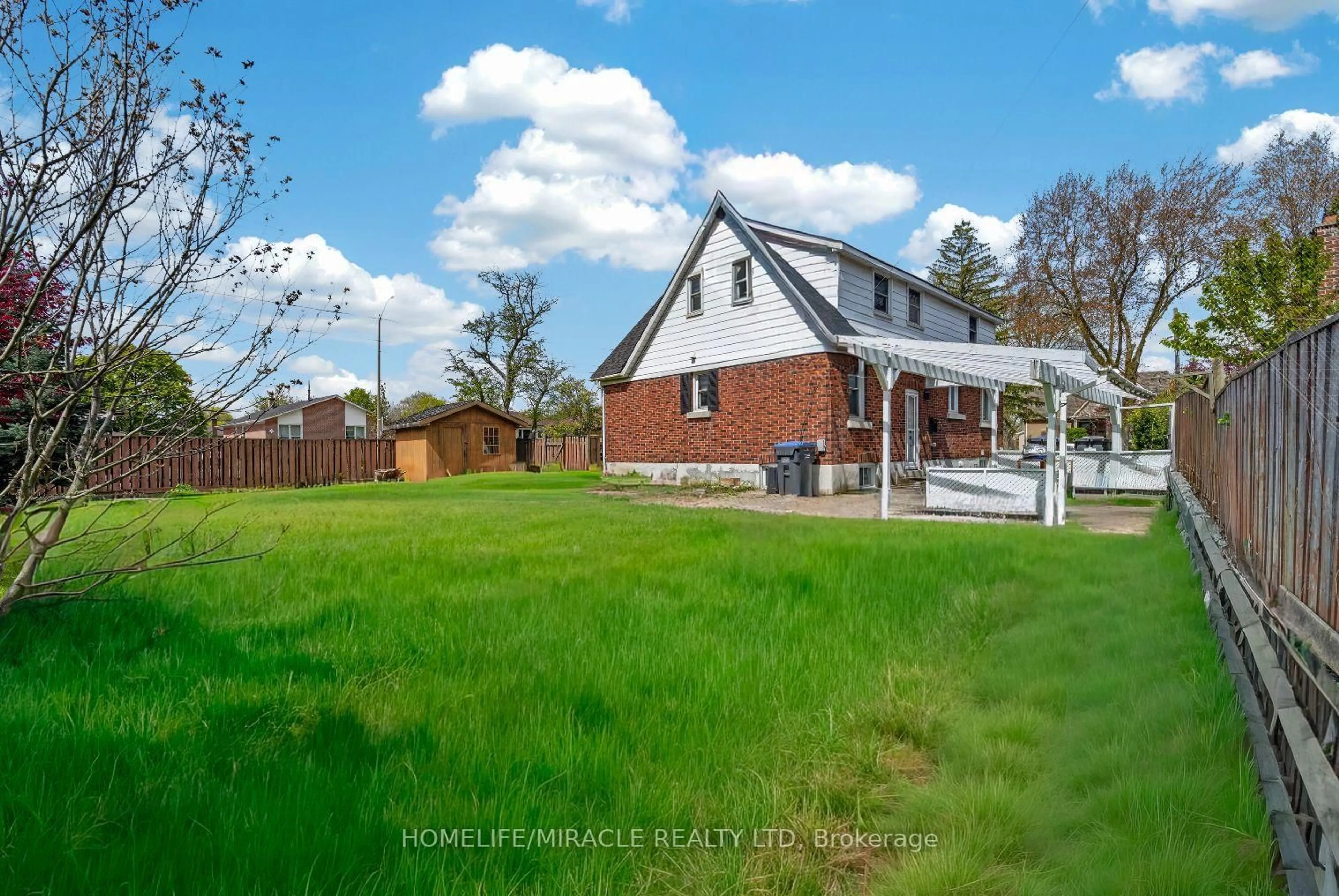 A pic from outside/outdoor area/front of a property/back of a property/a pic from drone, street for 21 Gregory St, Brampton Ontario L6Y 1G2