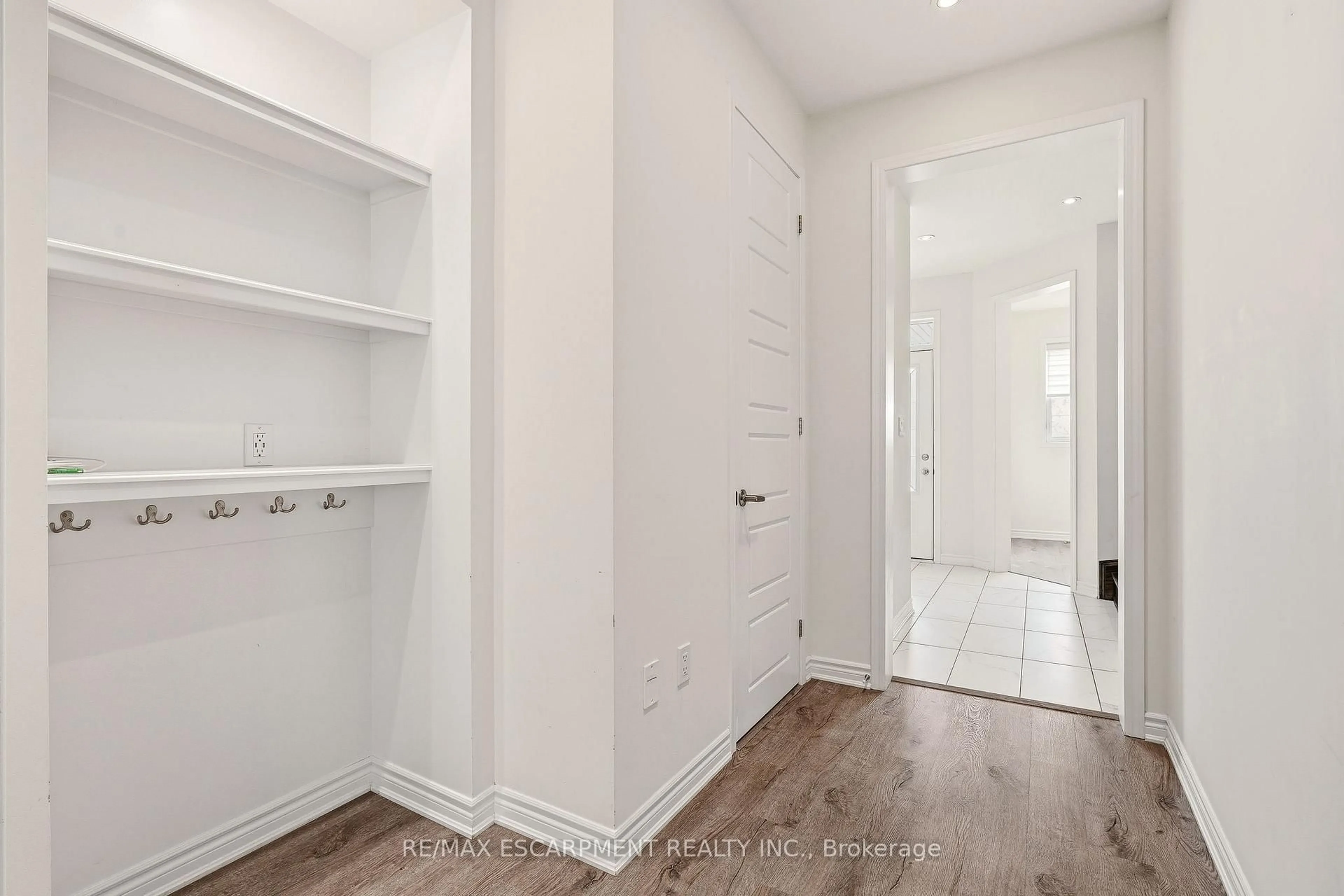 Unknown for 1364 Sycamore Garden, Milton Ontario L9E 1R3