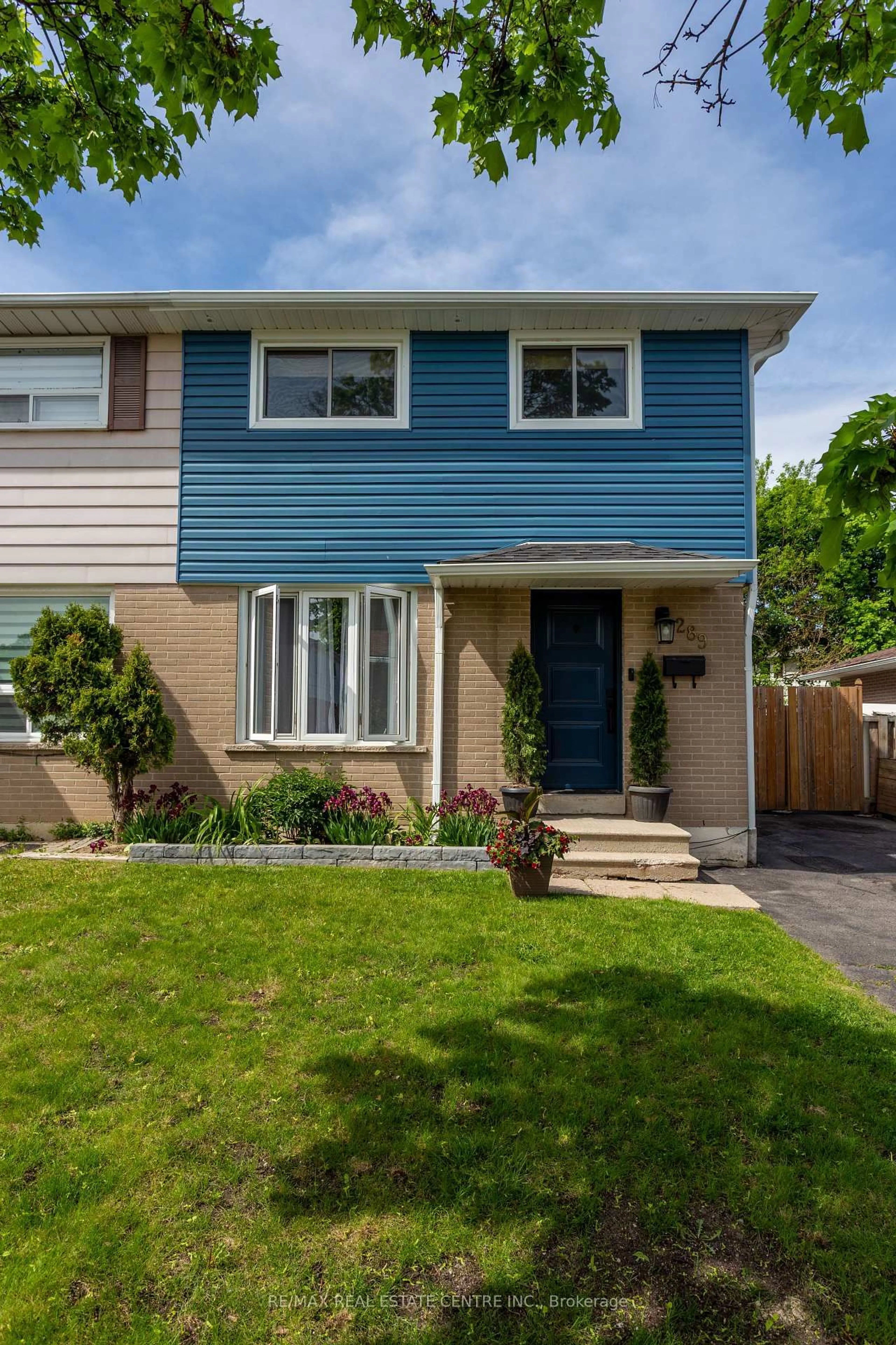 Home with vinyl exterior material, street for 289 Archdekin Dr, Brampton Ontario L6V 1Z3