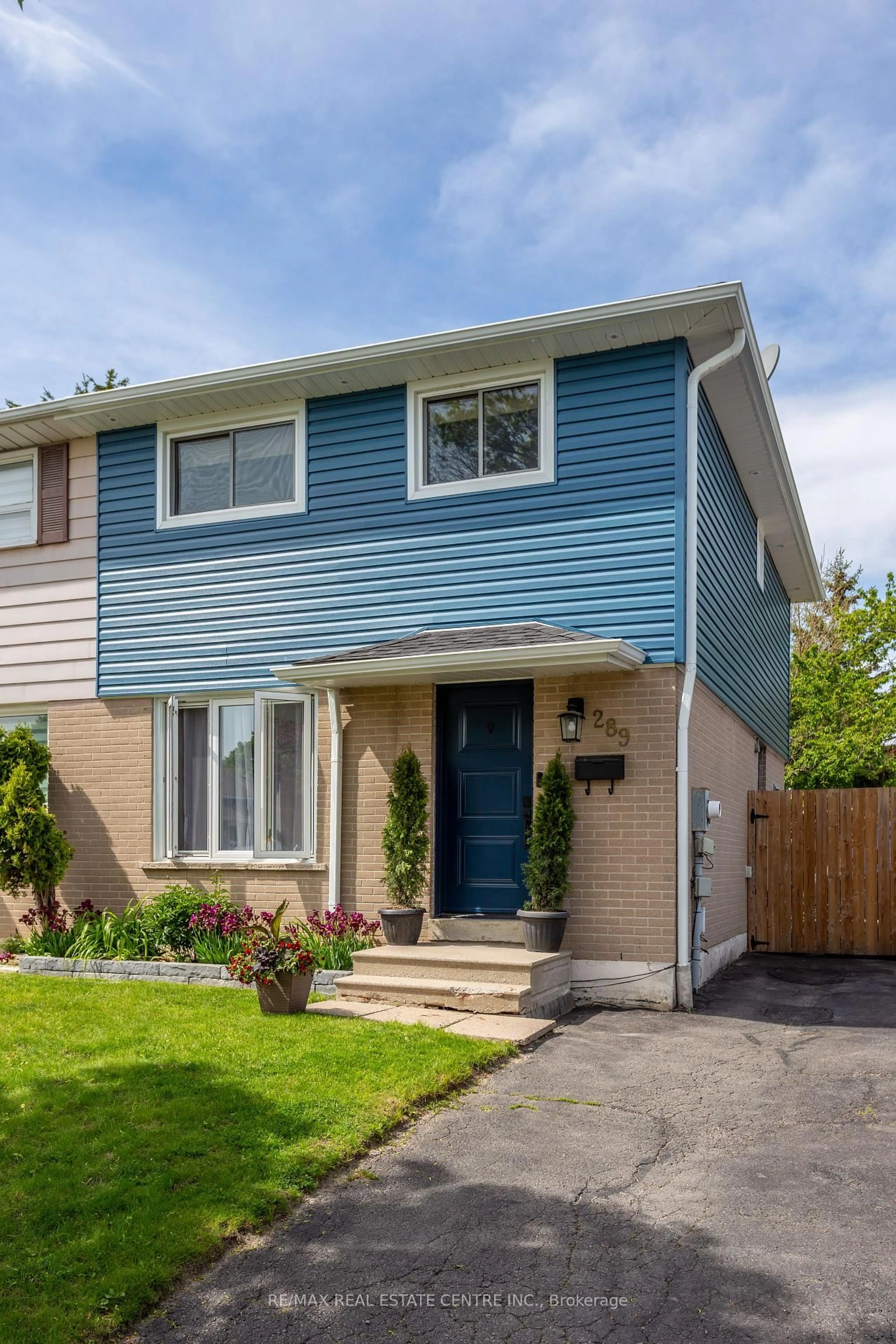 Home with vinyl exterior material, street for 289 Archdekin Dr, Brampton Ontario L6V 1Z3