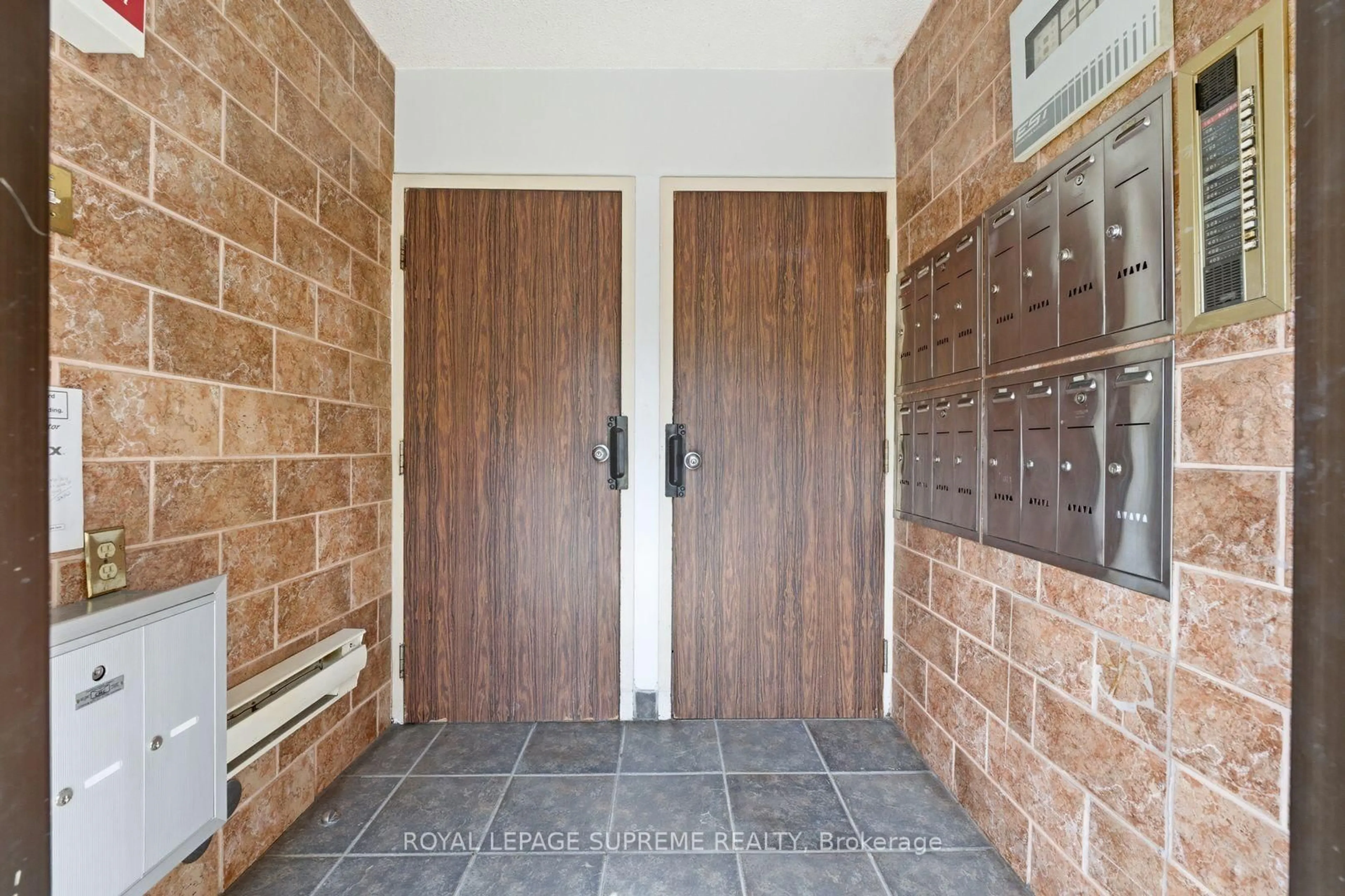 Indoor entryway for 20 Maynard Ave, Toronto Ontario M6K 2Z9