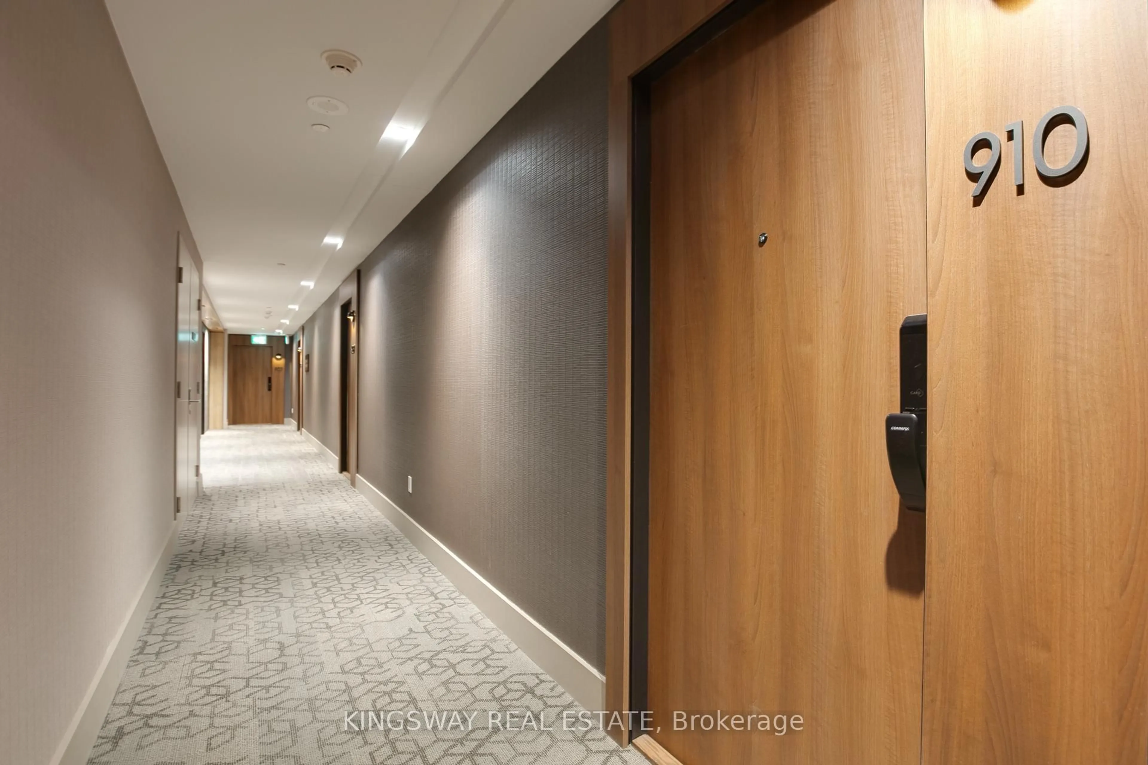 Indoor foyer for 21 Park St #910, Mississauga Ontario L5G 1L7