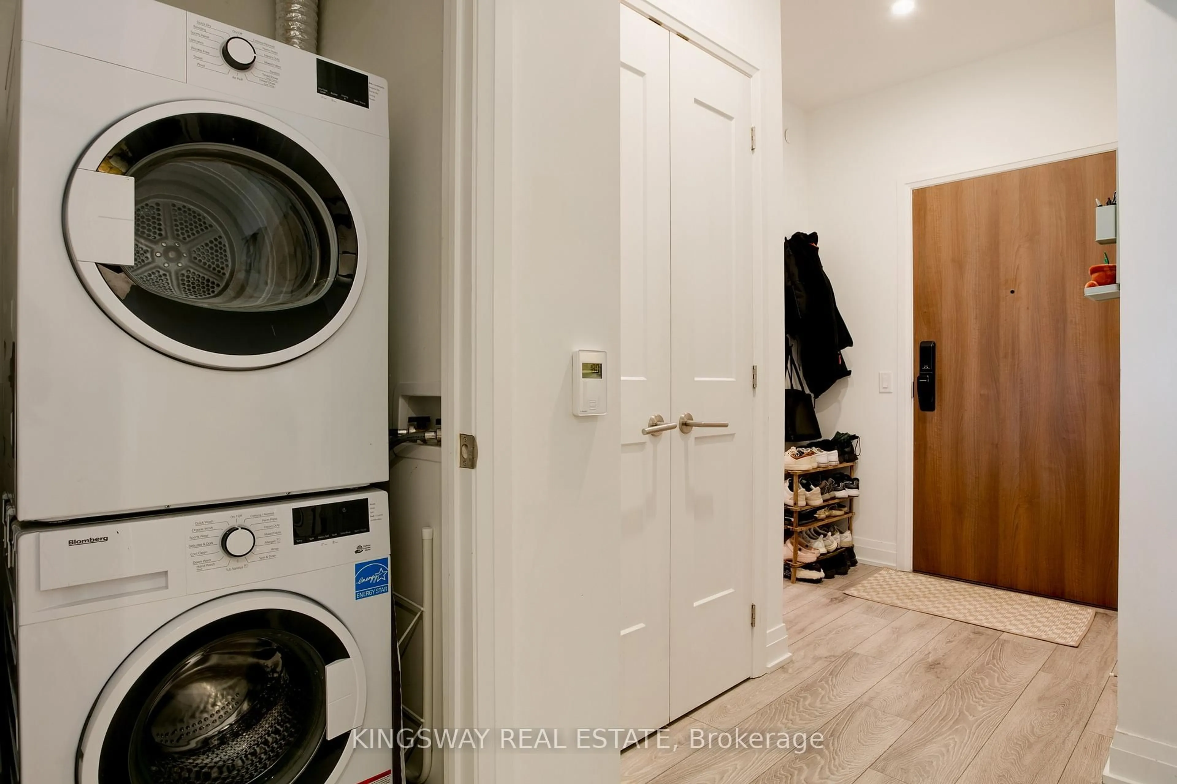 Laundry room for 21 Park St #910, Mississauga Ontario L5G 1L7