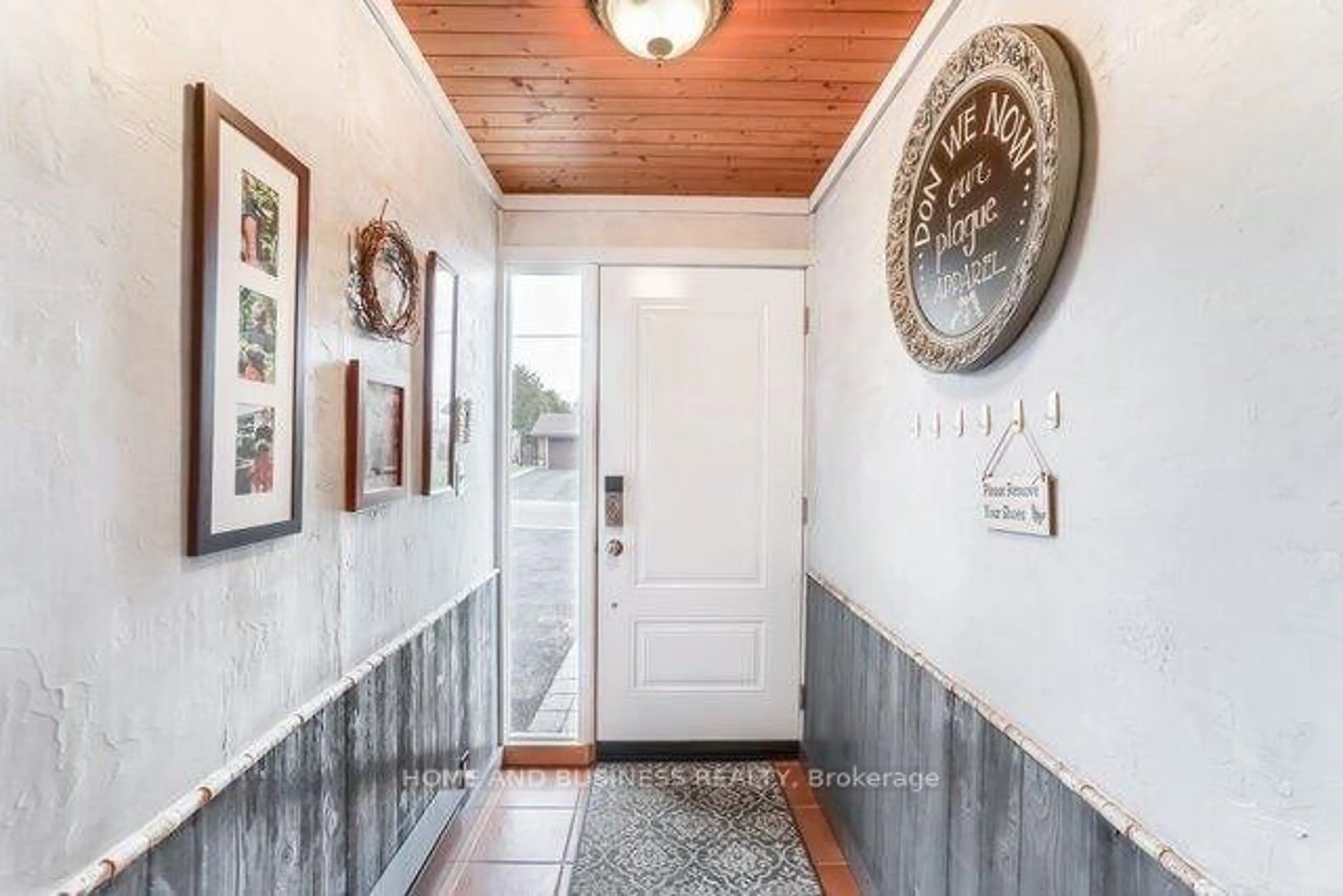 Indoor entryway for 8 Sora Dr, Mississauga Ontario L5M 1B2