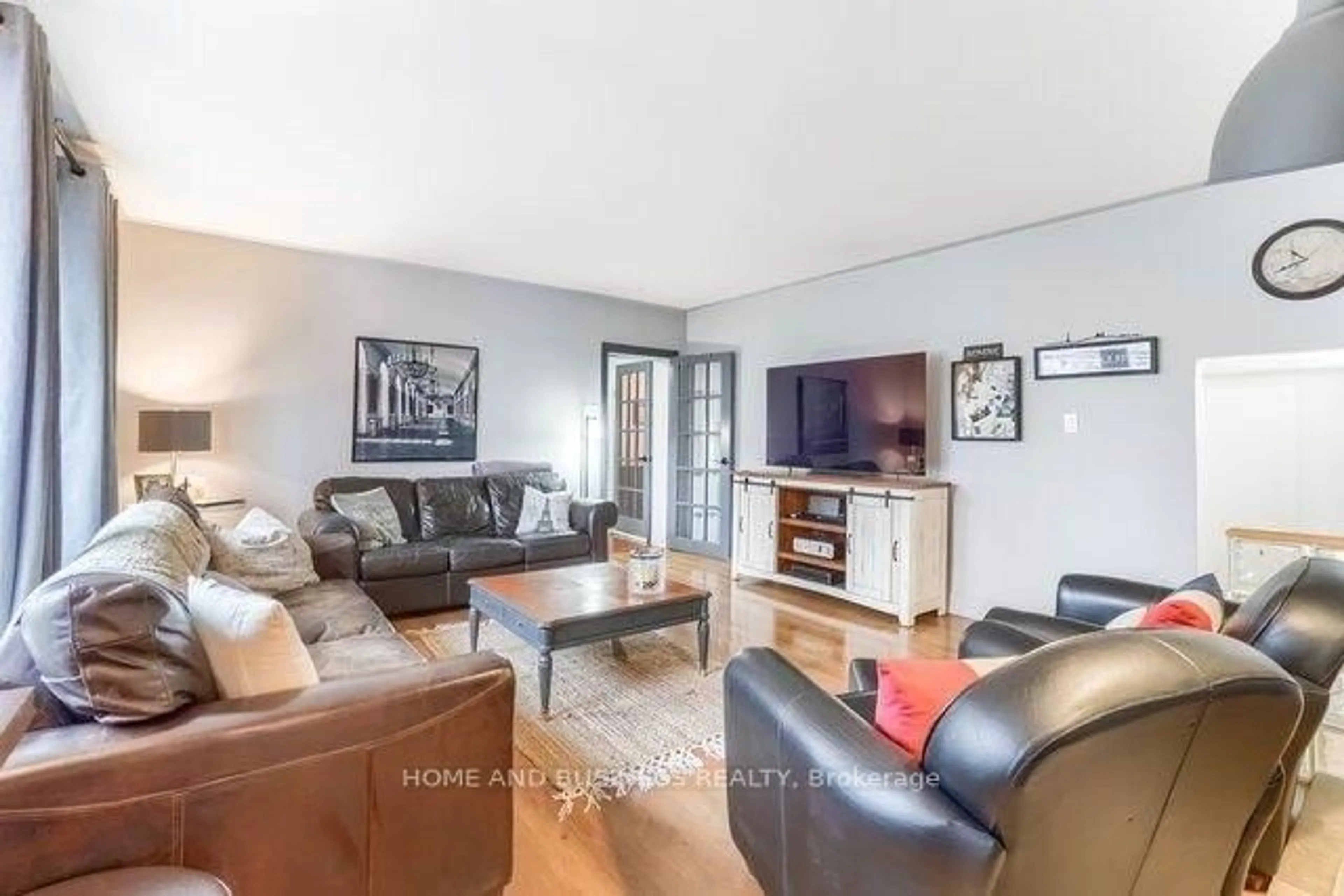 Living room with furniture, unknown for 8 Sora Dr, Mississauga Ontario L5M 1B2