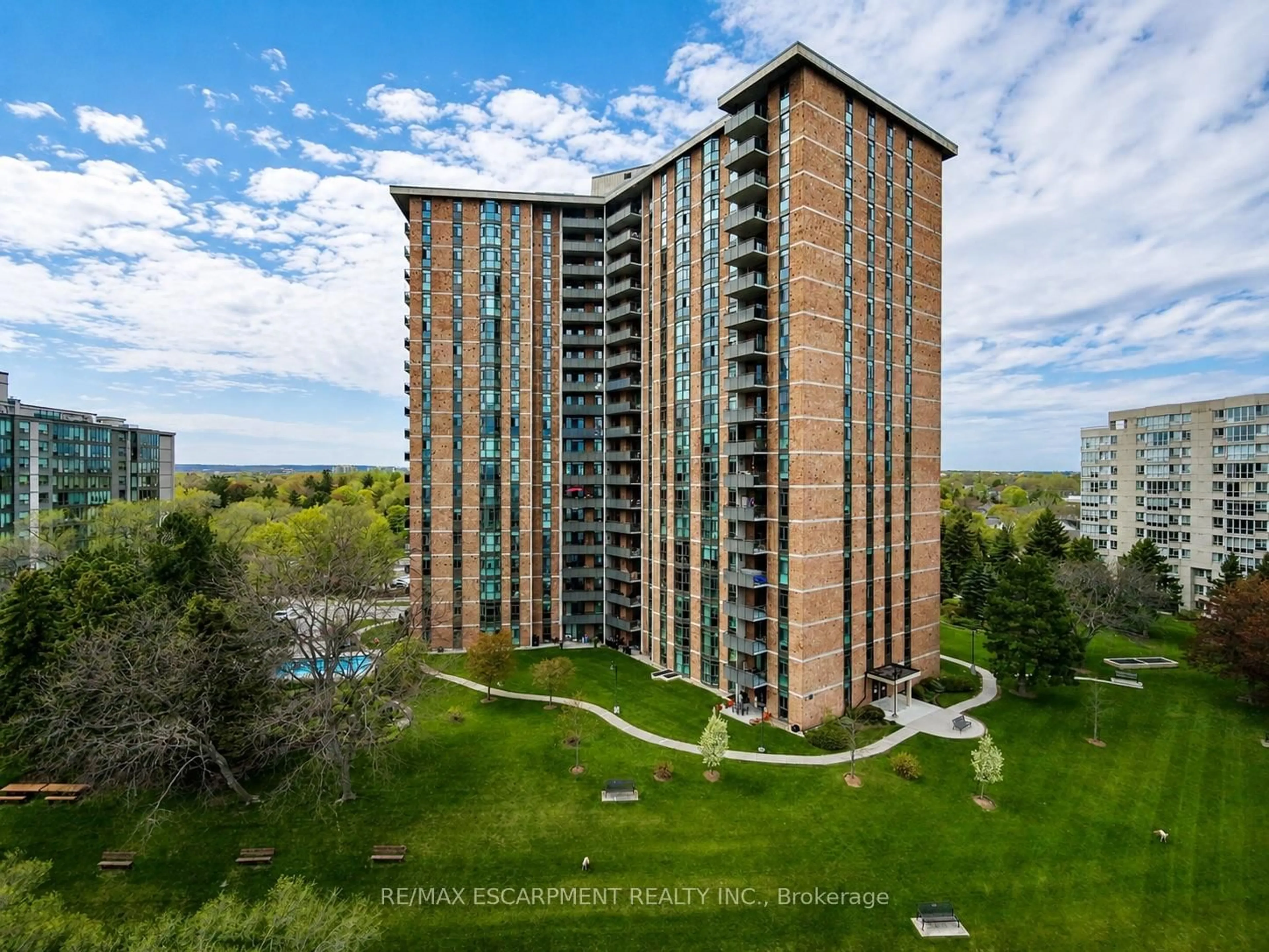 A pic from outside/outdoor area/front of a property/back of a property/a pic from drone, unknown for 5250 Lakeshore Rd #602, Burlington Ontario L7L 5L2