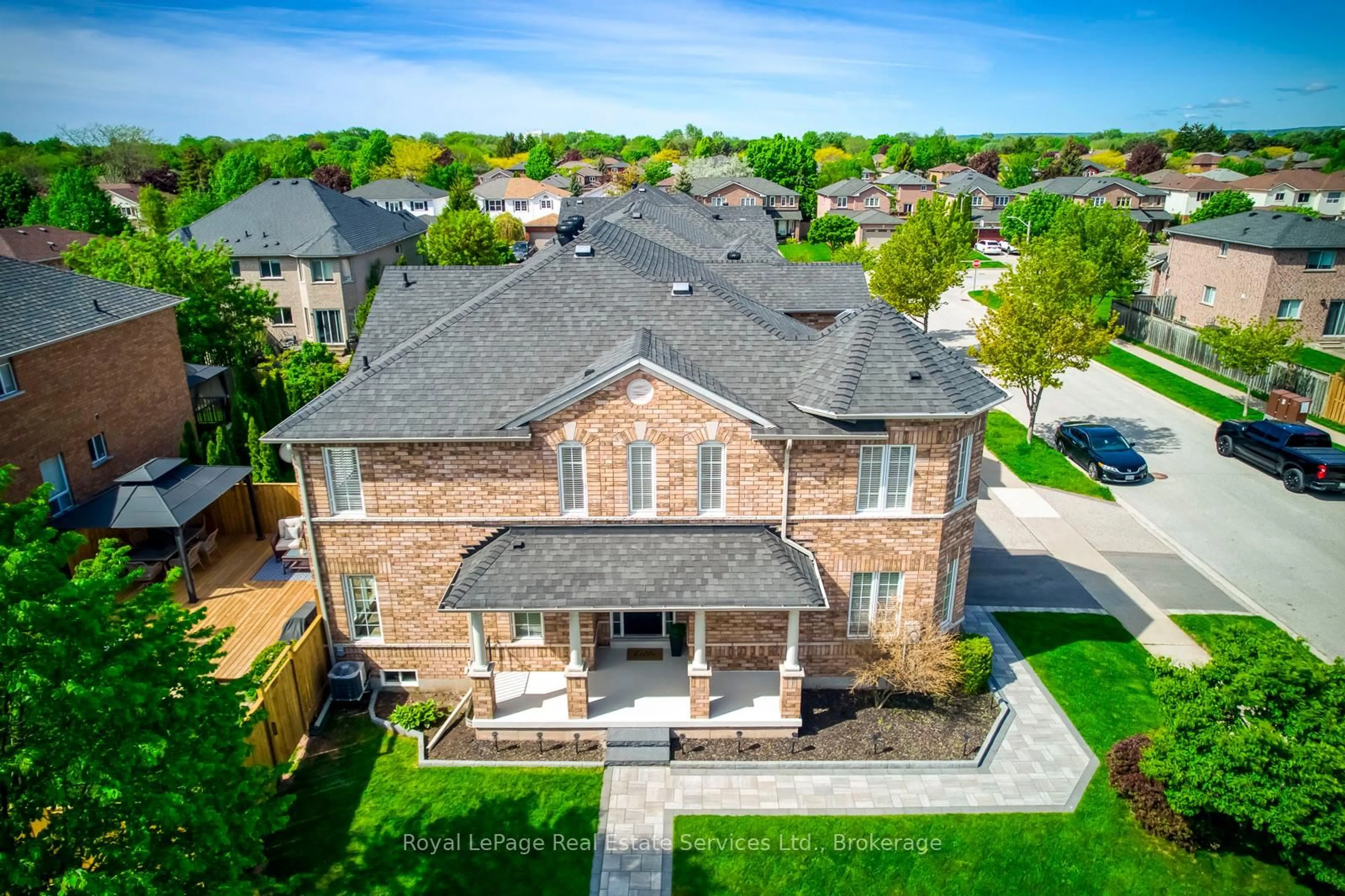 A pic from outside/outdoor area/front of a property/back of a property/a pic from drone, street for 5636 EMMA Dr, Burlington Ontario L7L 6W7