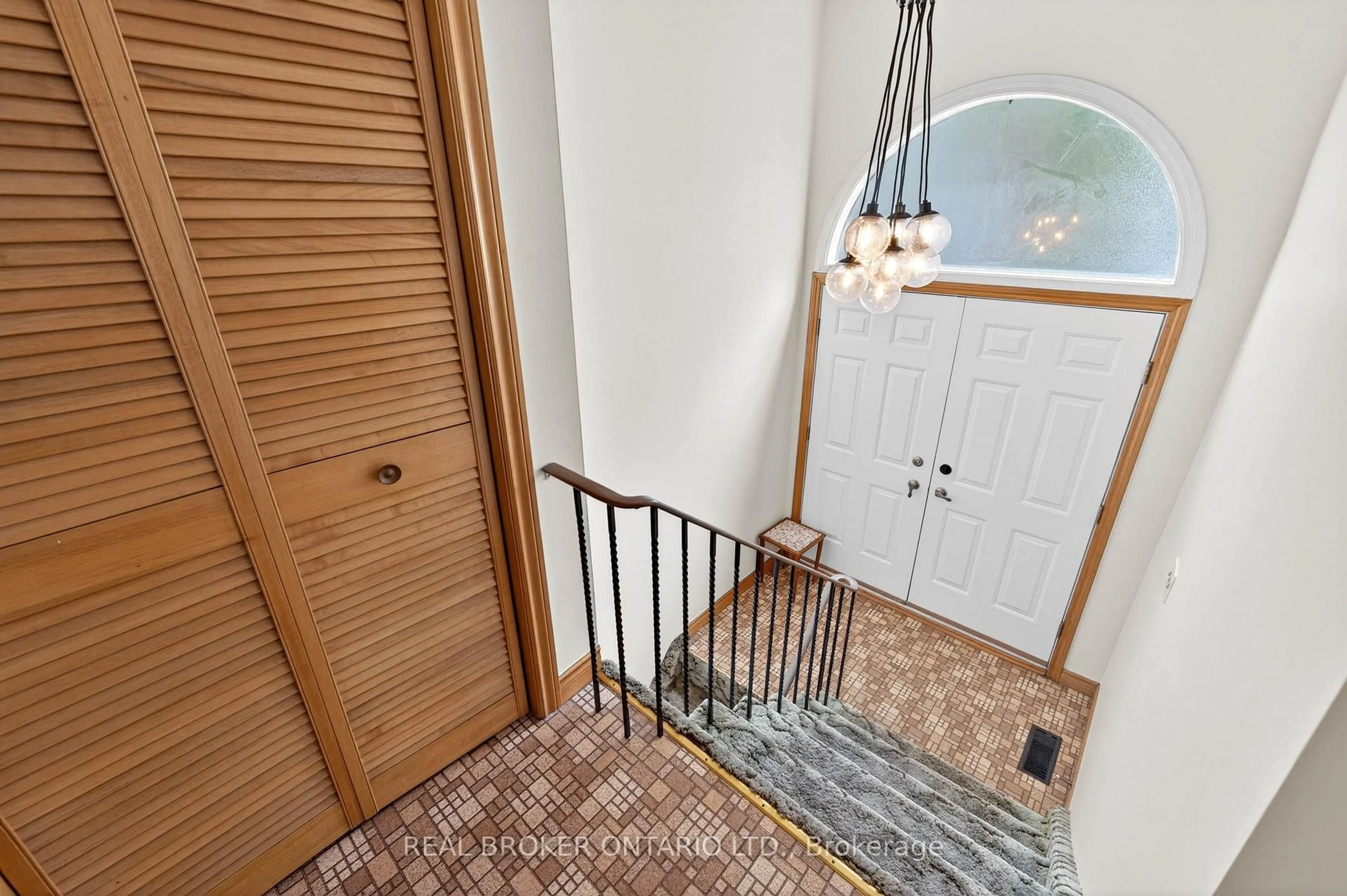 Indoor entryway for 7778 Benavon Rd, Mississauga Ontario L4T 3G3