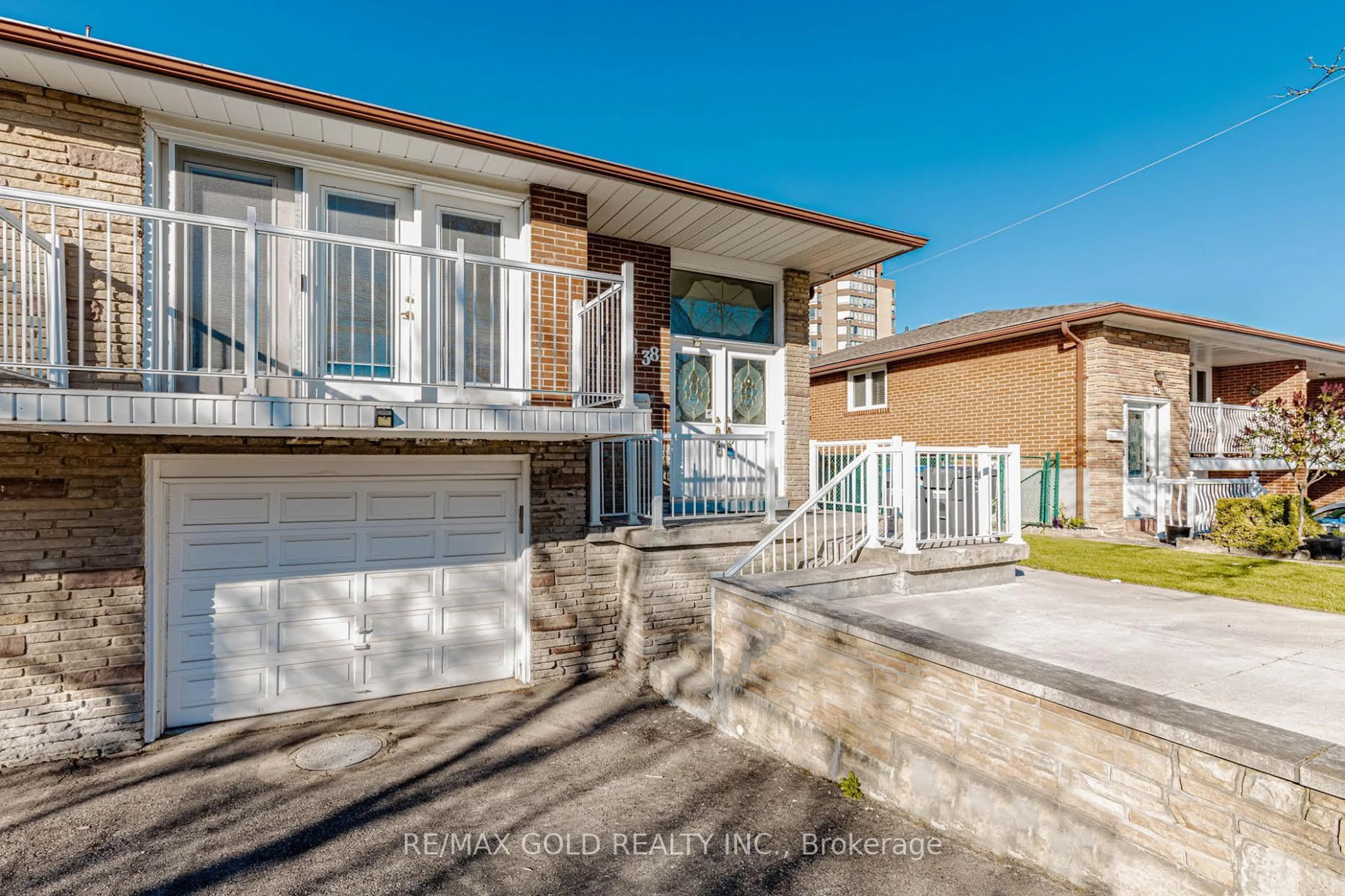 Unknown for 38 Achill Cres, Mississauga Ontario L5B 1L1
