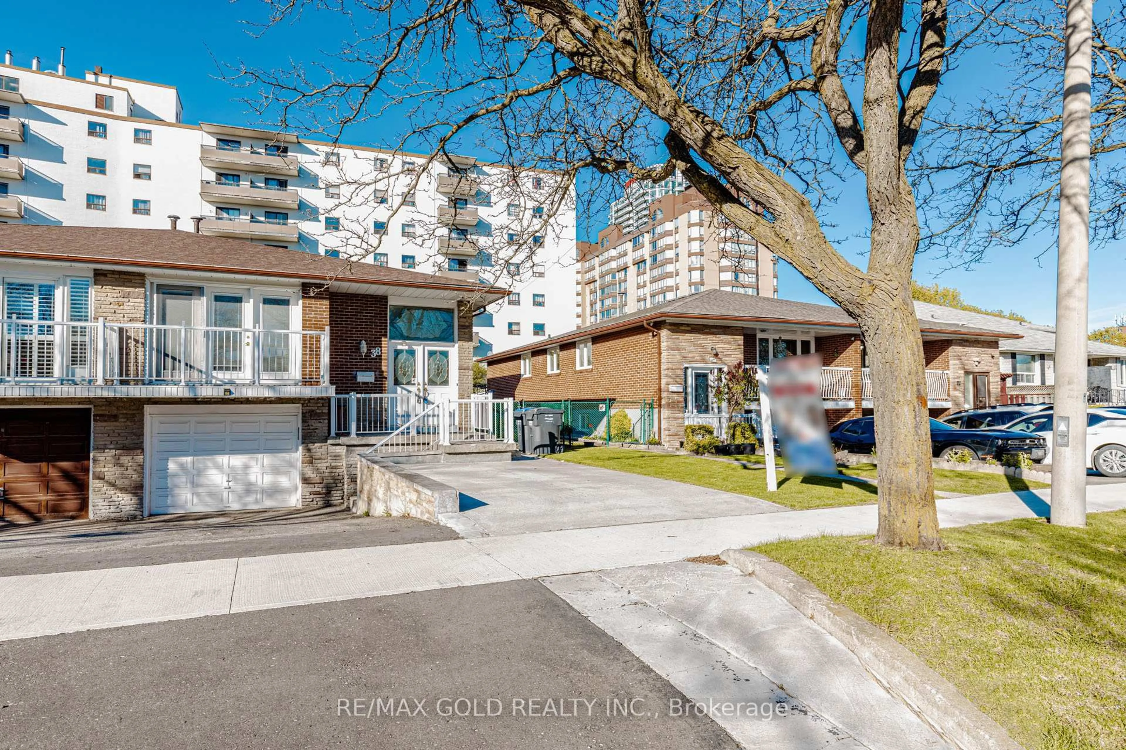 A pic from outside/outdoor area/front of a property/back of a property/a pic from drone, street for 38 Achill Cres, Mississauga Ontario L5B 1L1