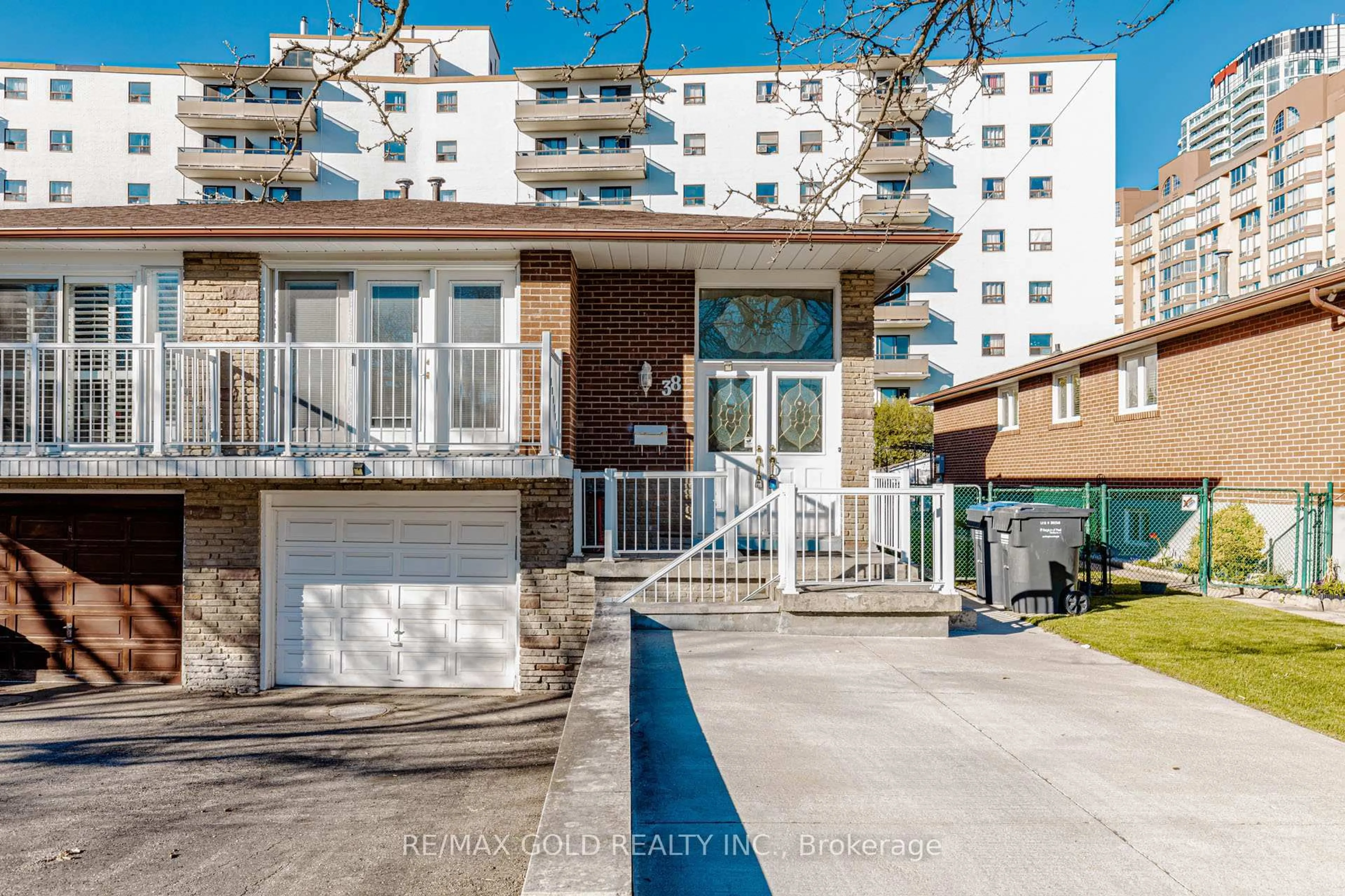 Unknown for 38 Achill Cres, Mississauga Ontario L5B 1L1