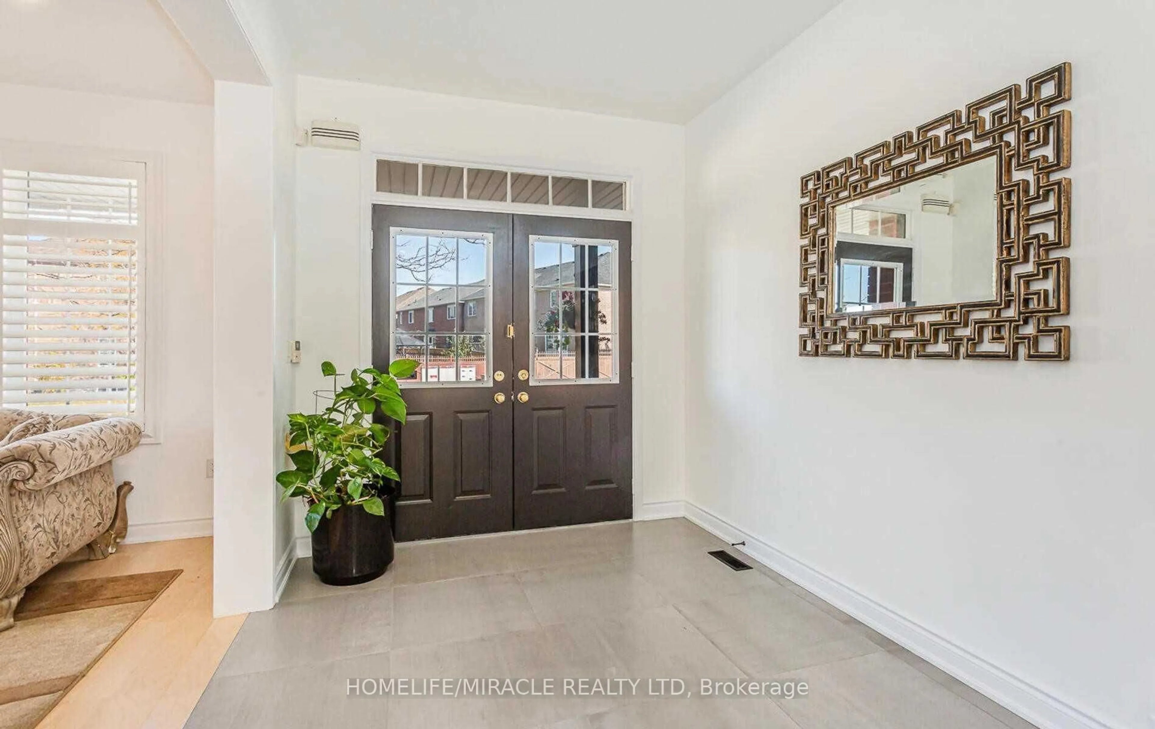 Indoor entryway for 1 Pali Dr, Brampton Ontario L6P 1G3
