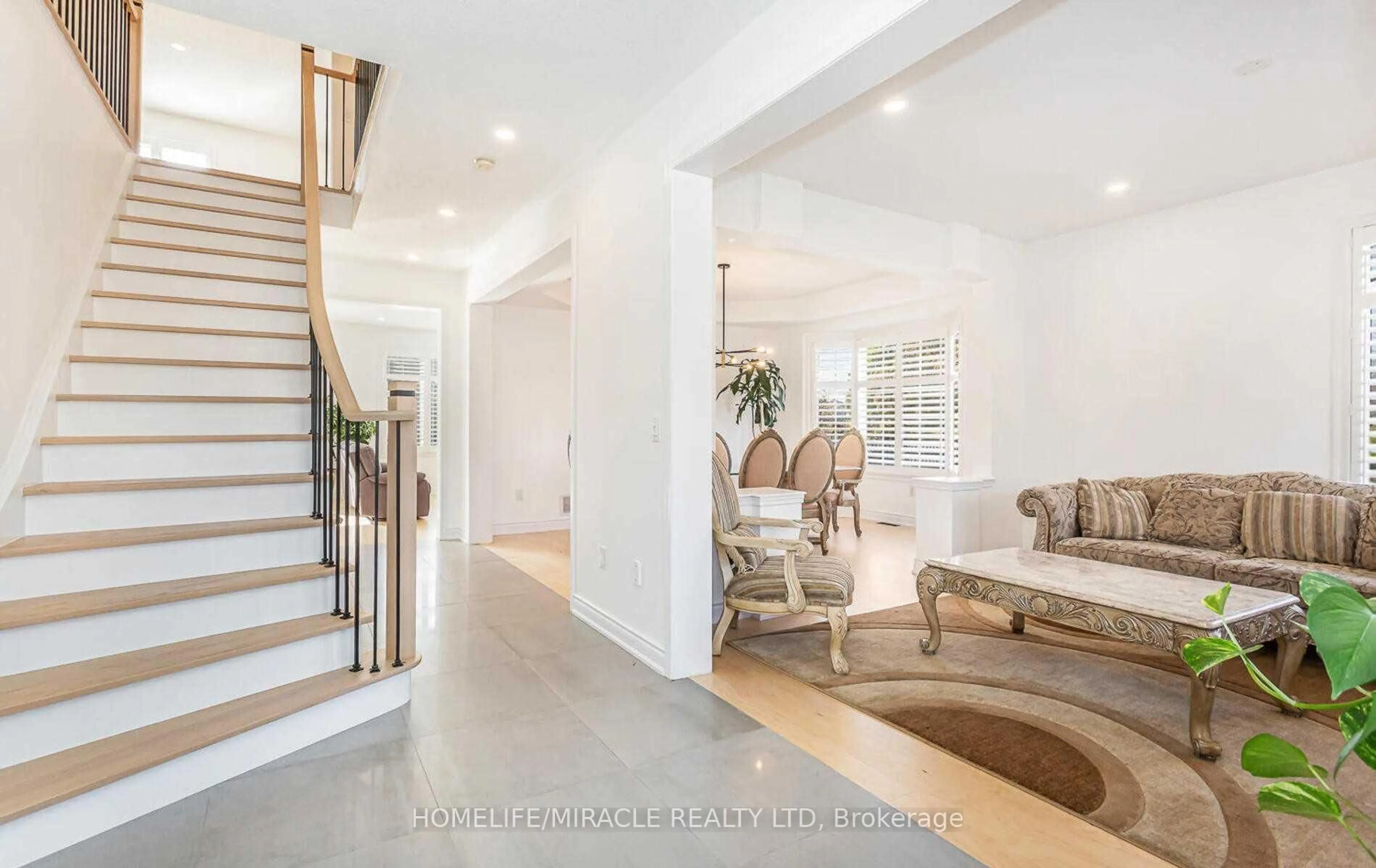 Indoor entryway for 1 Pali Dr, Brampton Ontario L6P 1G3