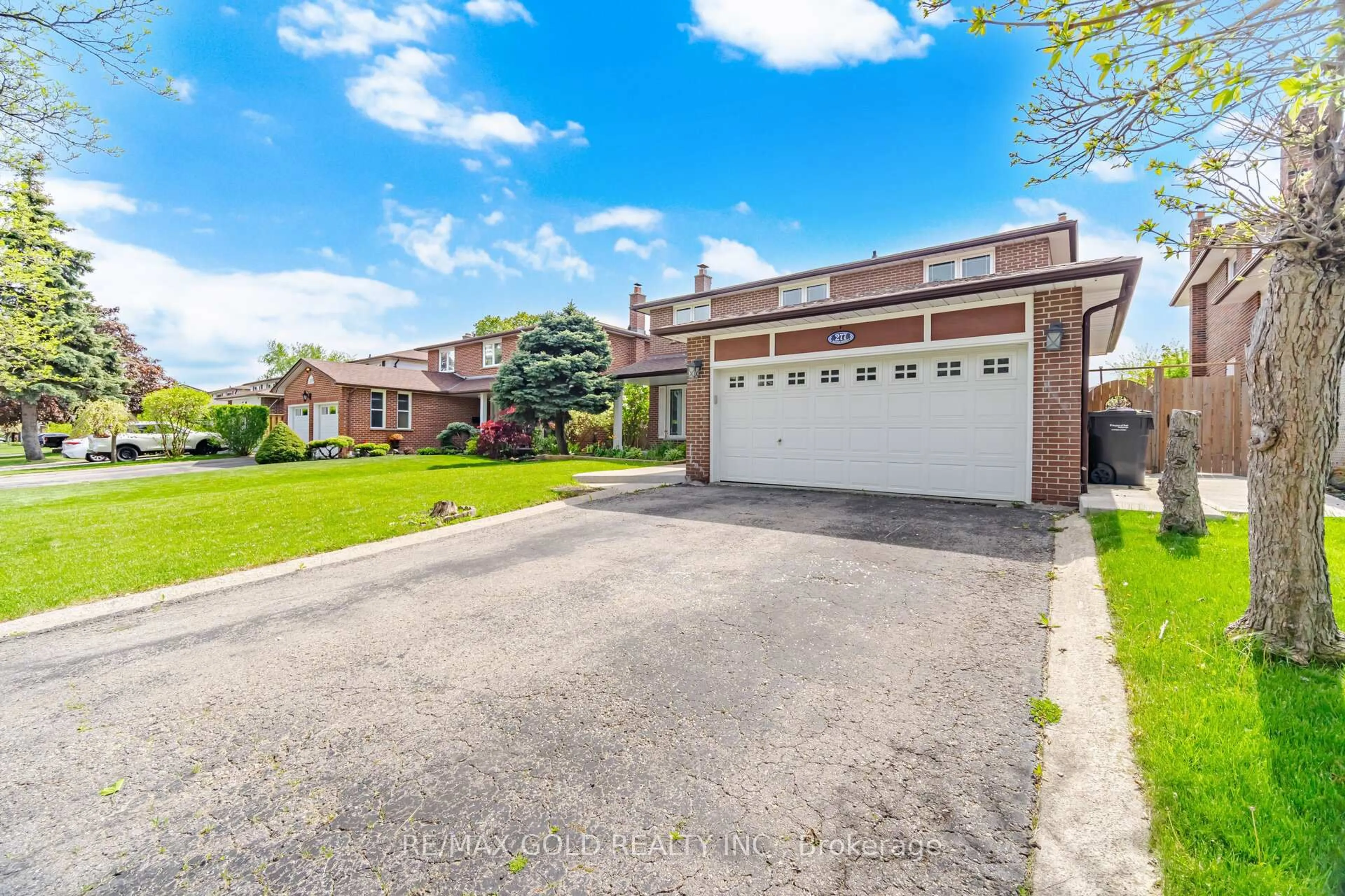 A pic from outside/outdoor area/front of a property/back of a property/a pic from drone, street for 277 Centre St, Brampton Ontario L6V 2R3