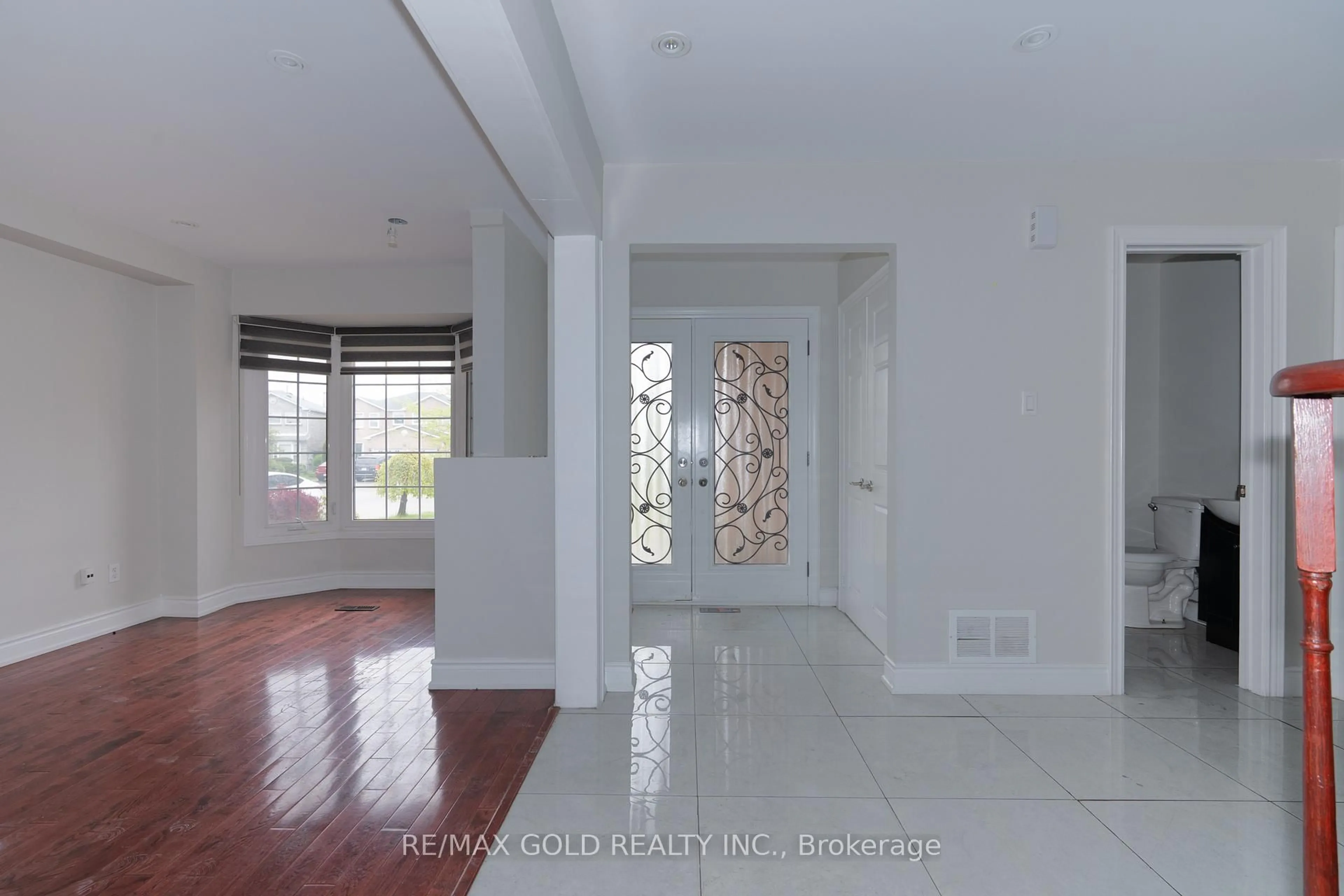 Indoor foyer for 71 Ravenswood Dr, Brampton Ontario L6Y 4A1