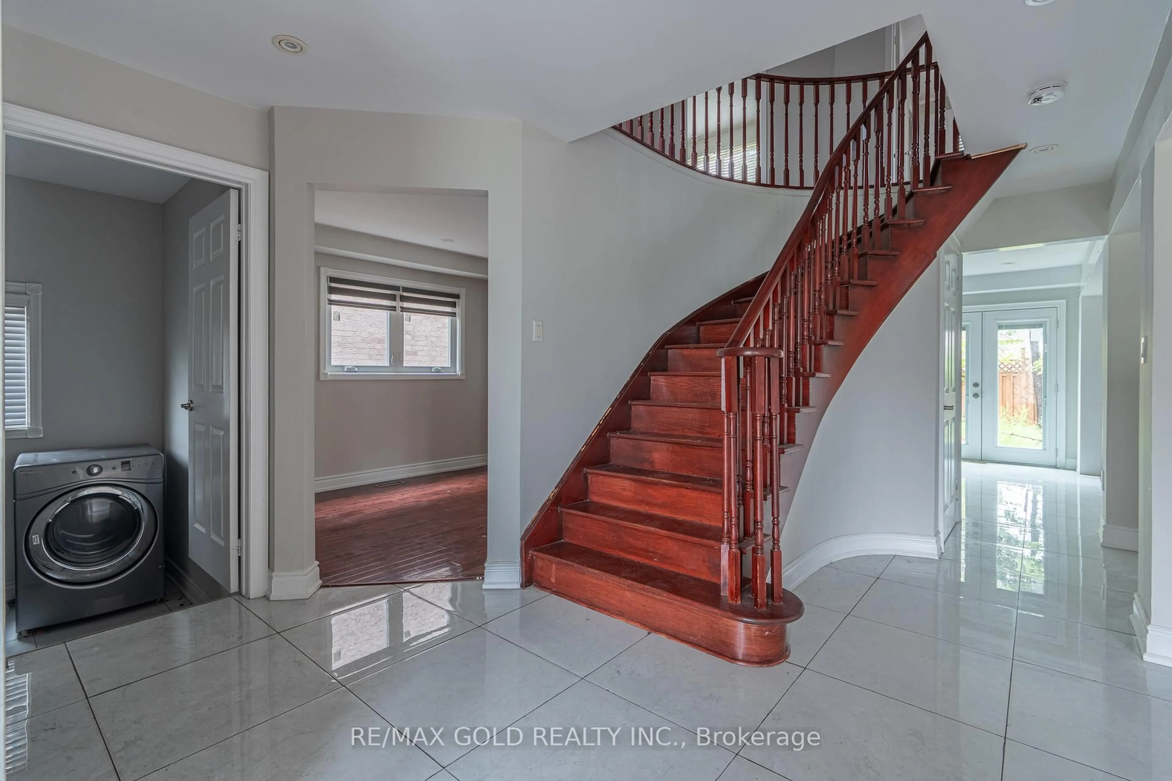 Indoor foyer for 71 Ravenswood Dr, Brampton Ontario L6Y 4A1