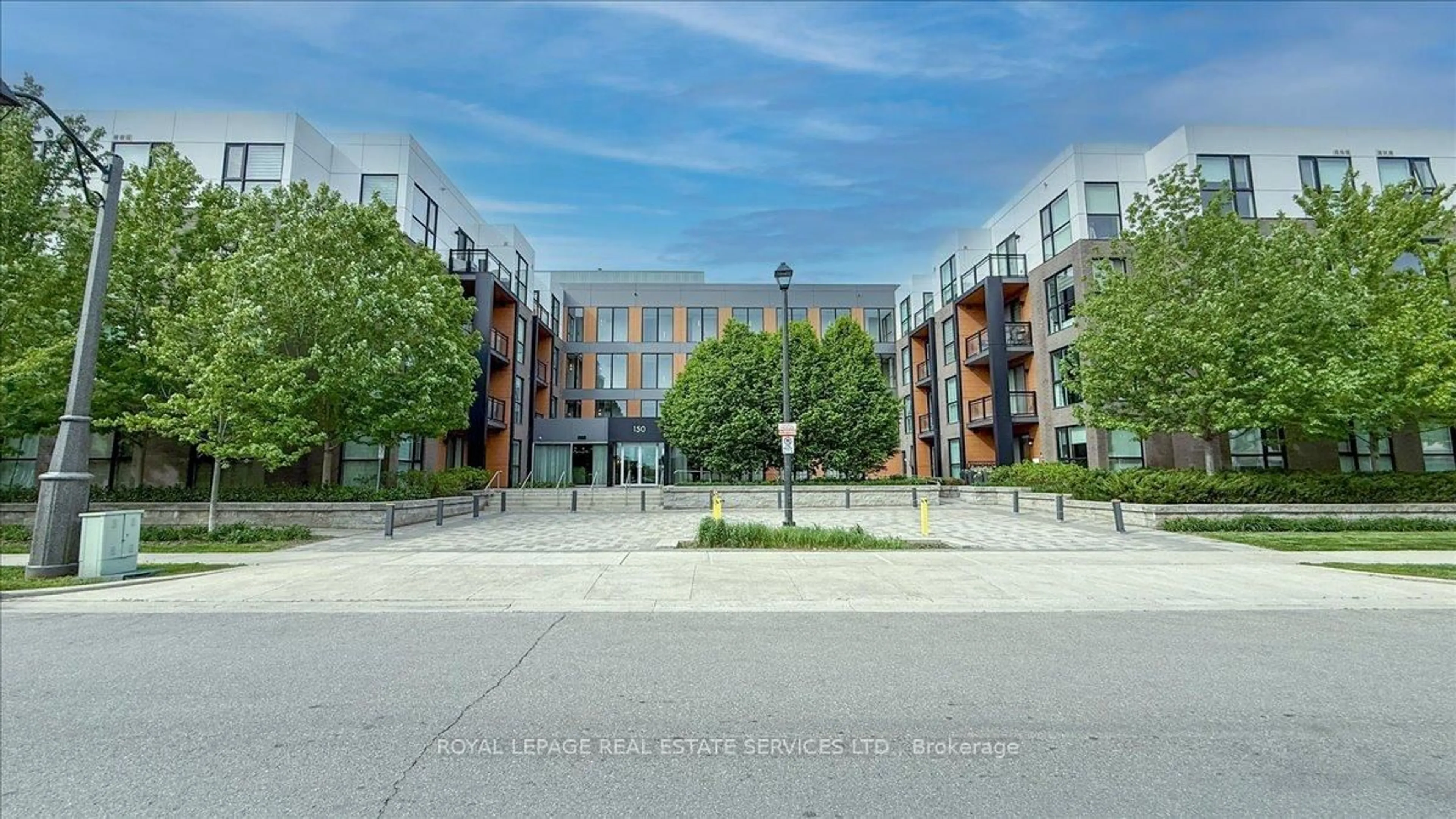 A pic from outside/outdoor area/front of a property/back of a property/a pic from drone, building for 150 Sabina Dr #104, Oakville Ontario L6H 7C3