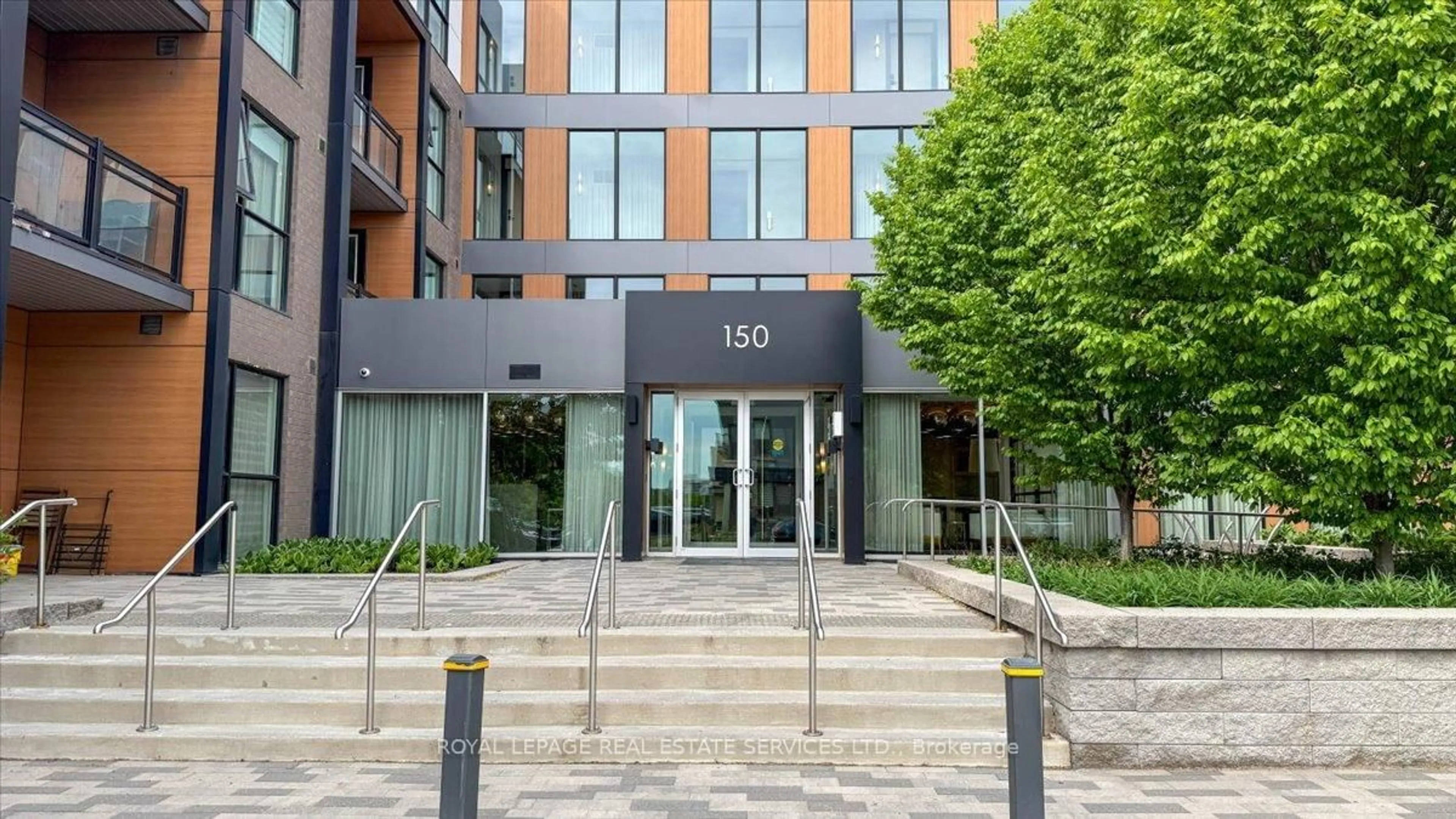 Indoor foyer for 150 Sabina Dr #104, Oakville Ontario L6H 7C3