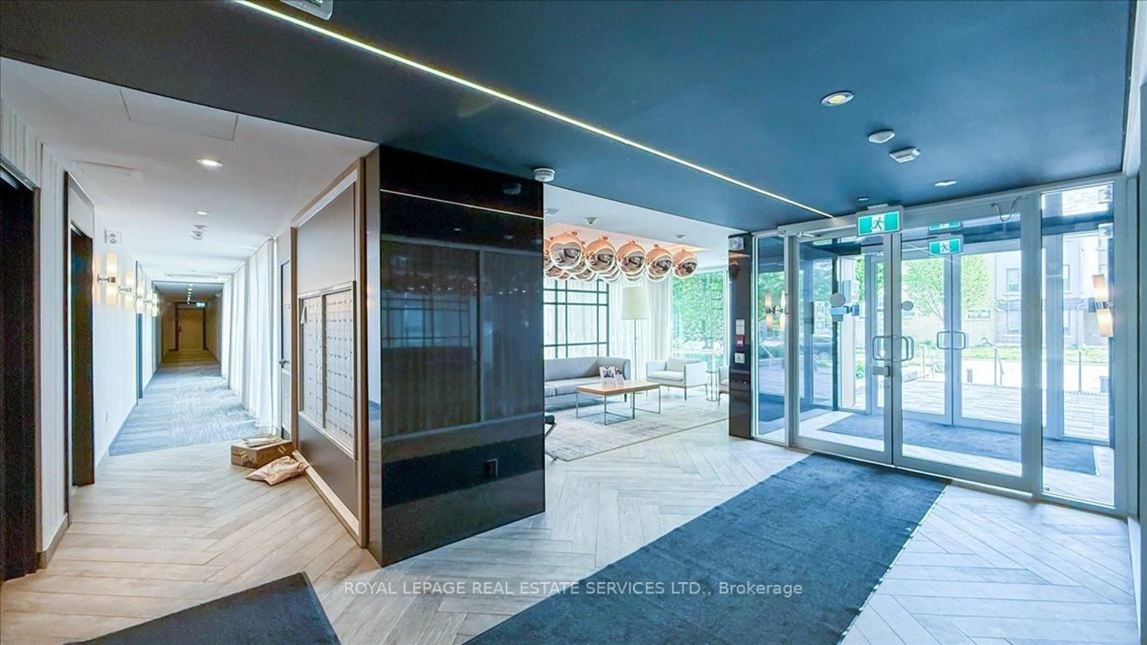 Indoor foyer for 150 Sabina Dr #104, Oakville Ontario L6H 7C3