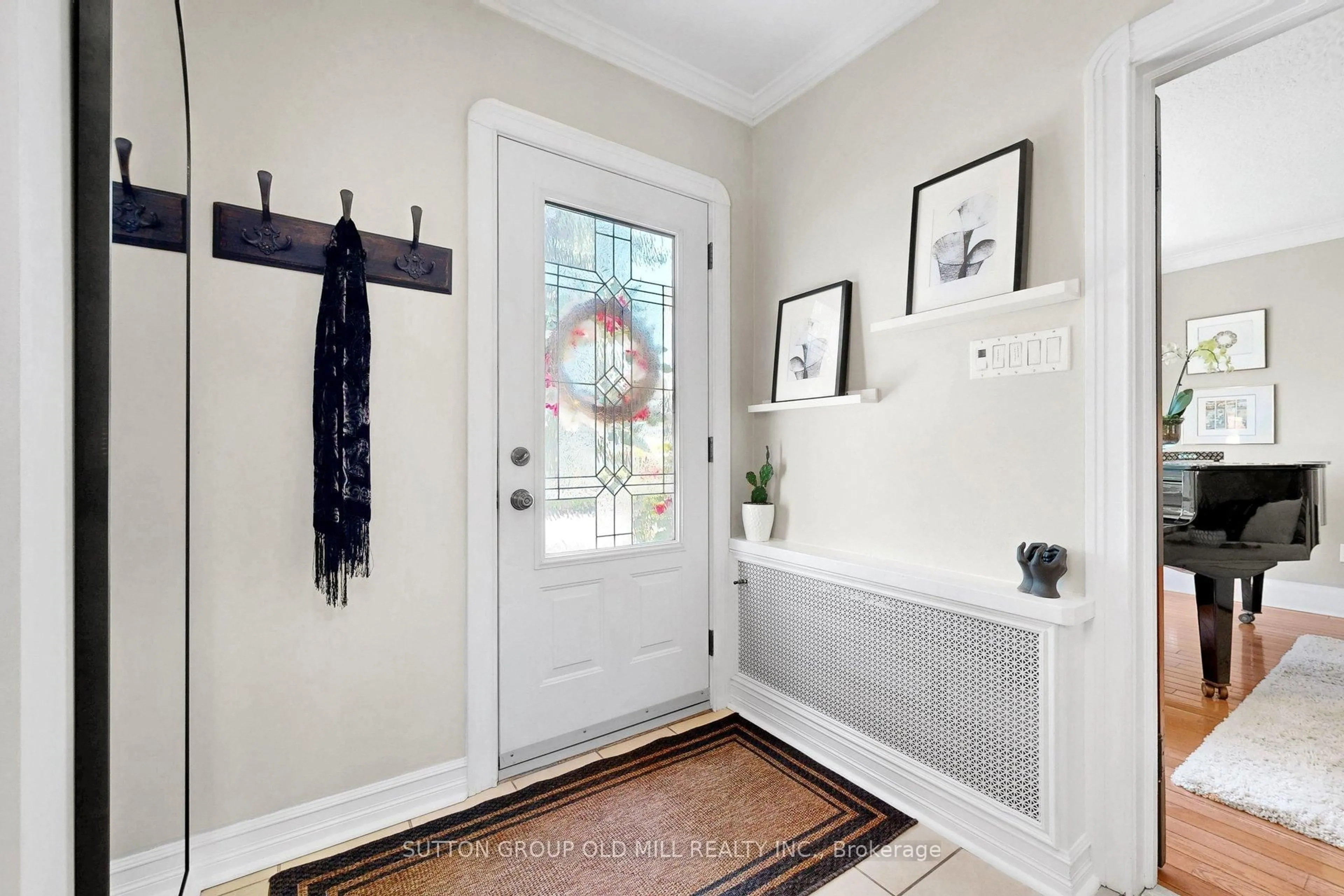 Indoor entryway for 12 Jasmine Ave, Toronto Ontario M8W 1C5