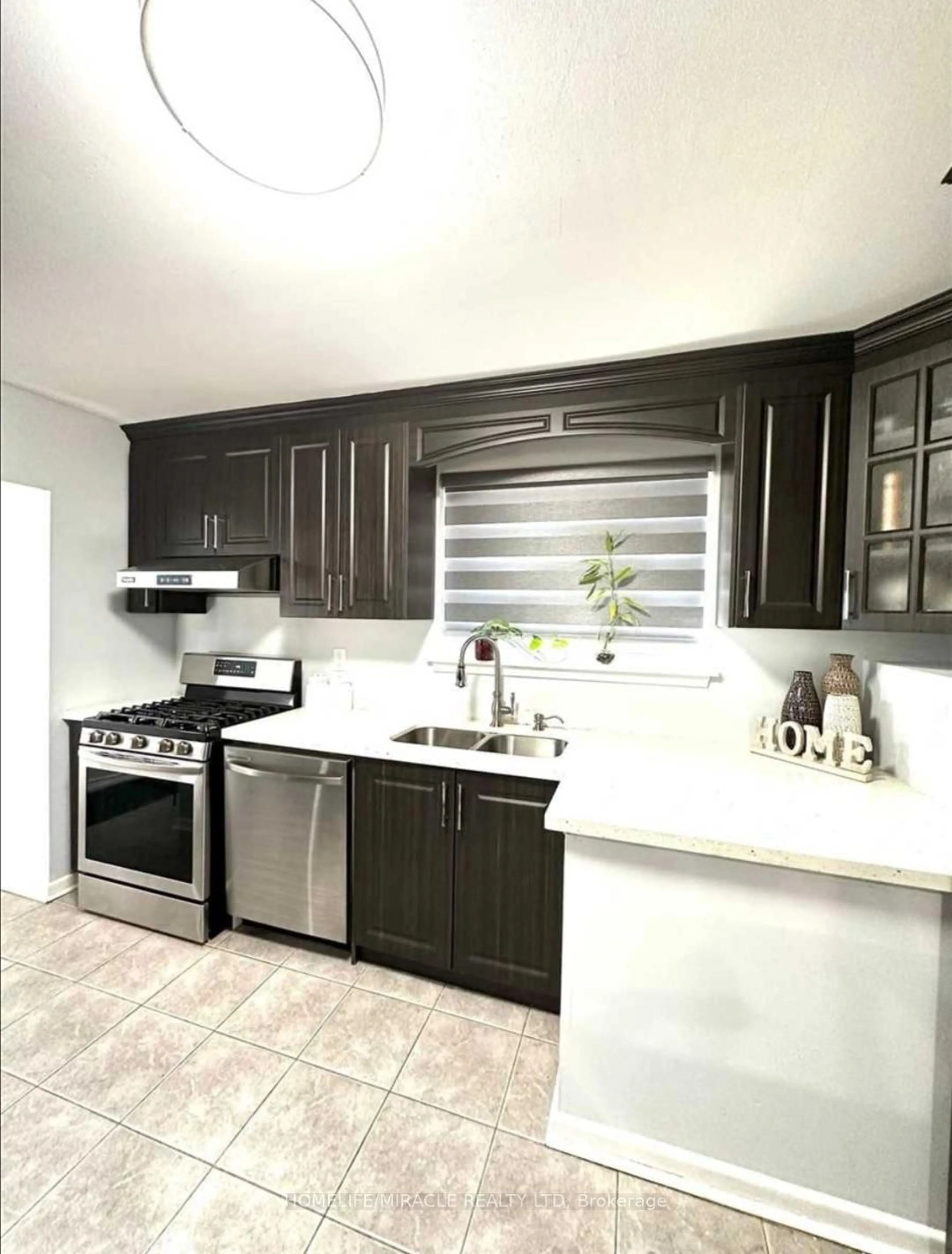 Contemporary kitchen, unknown for 66 Fairglen Ave, Brampton Ontario L6X 1K8