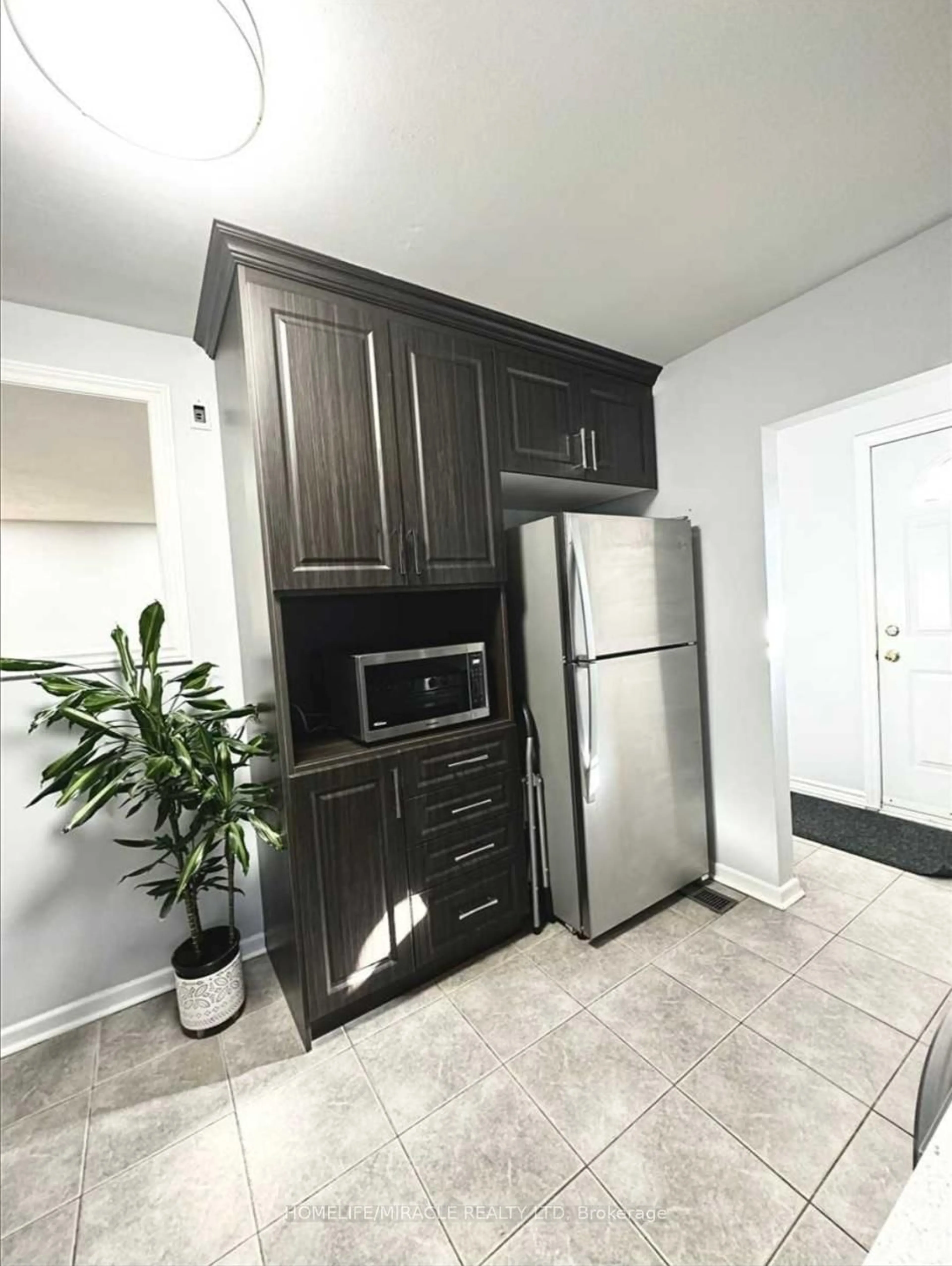 Standard kitchen, unknown for 66 Fairglen Ave, Brampton Ontario L6X 1K8