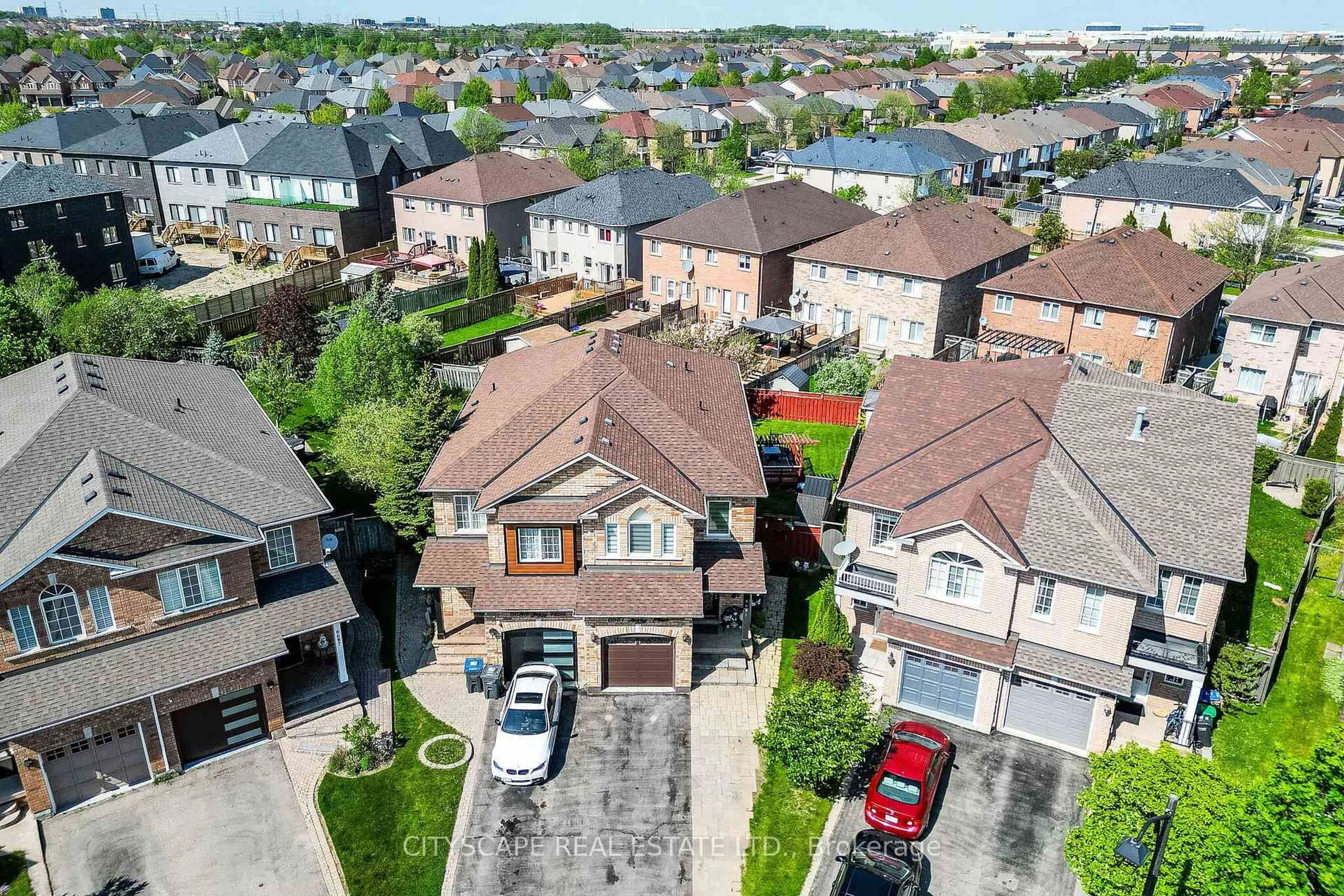 A pic from outside/outdoor area/front of a property/back of a property/a pic from drone, street for 6681 Jazzy Mews, Mississauga Ontario L5W 1S2