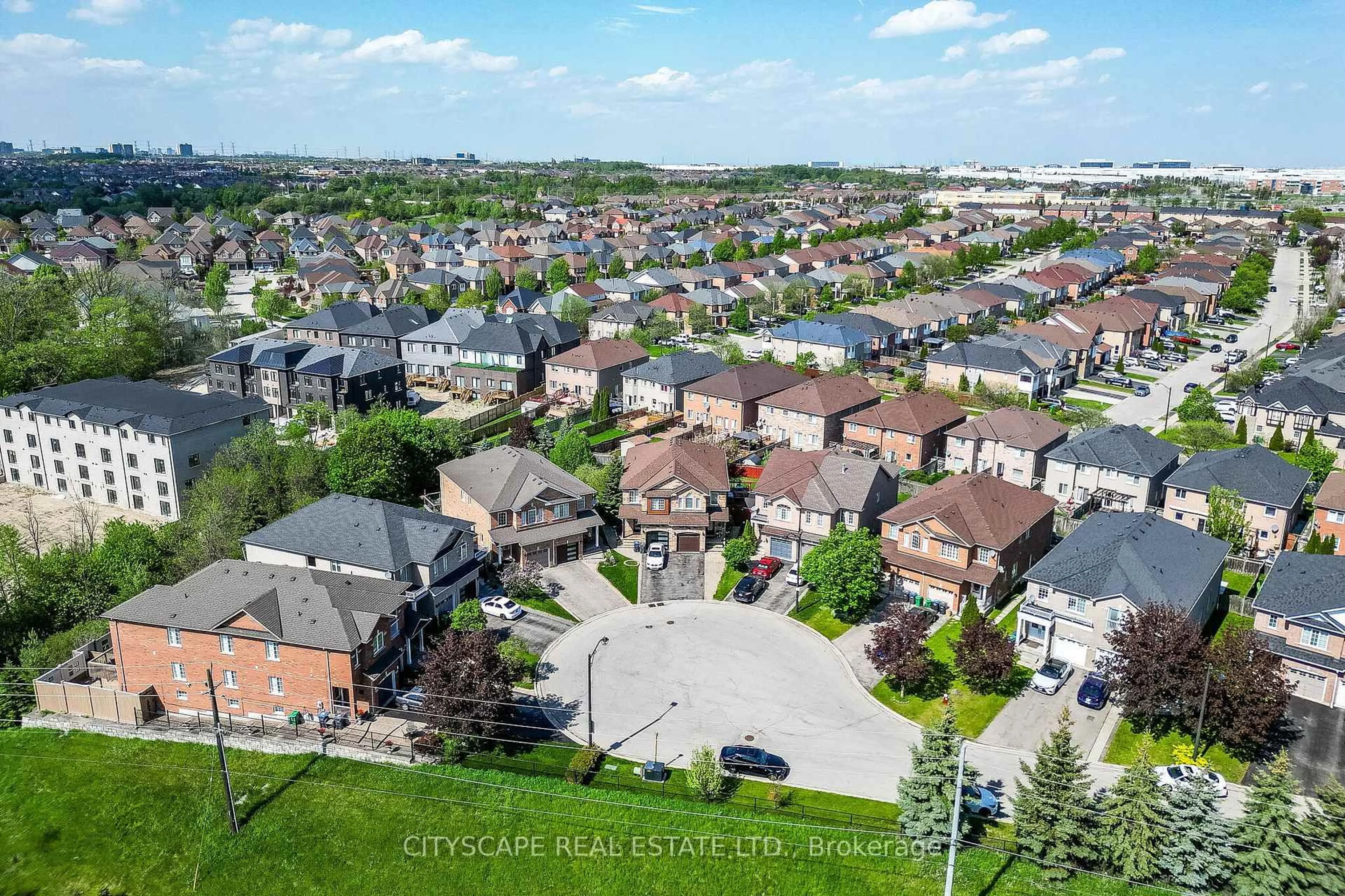 A pic from outside/outdoor area/front of a property/back of a property/a pic from drone, street for 6681 Jazzy Mews, Mississauga Ontario L5W 1S2